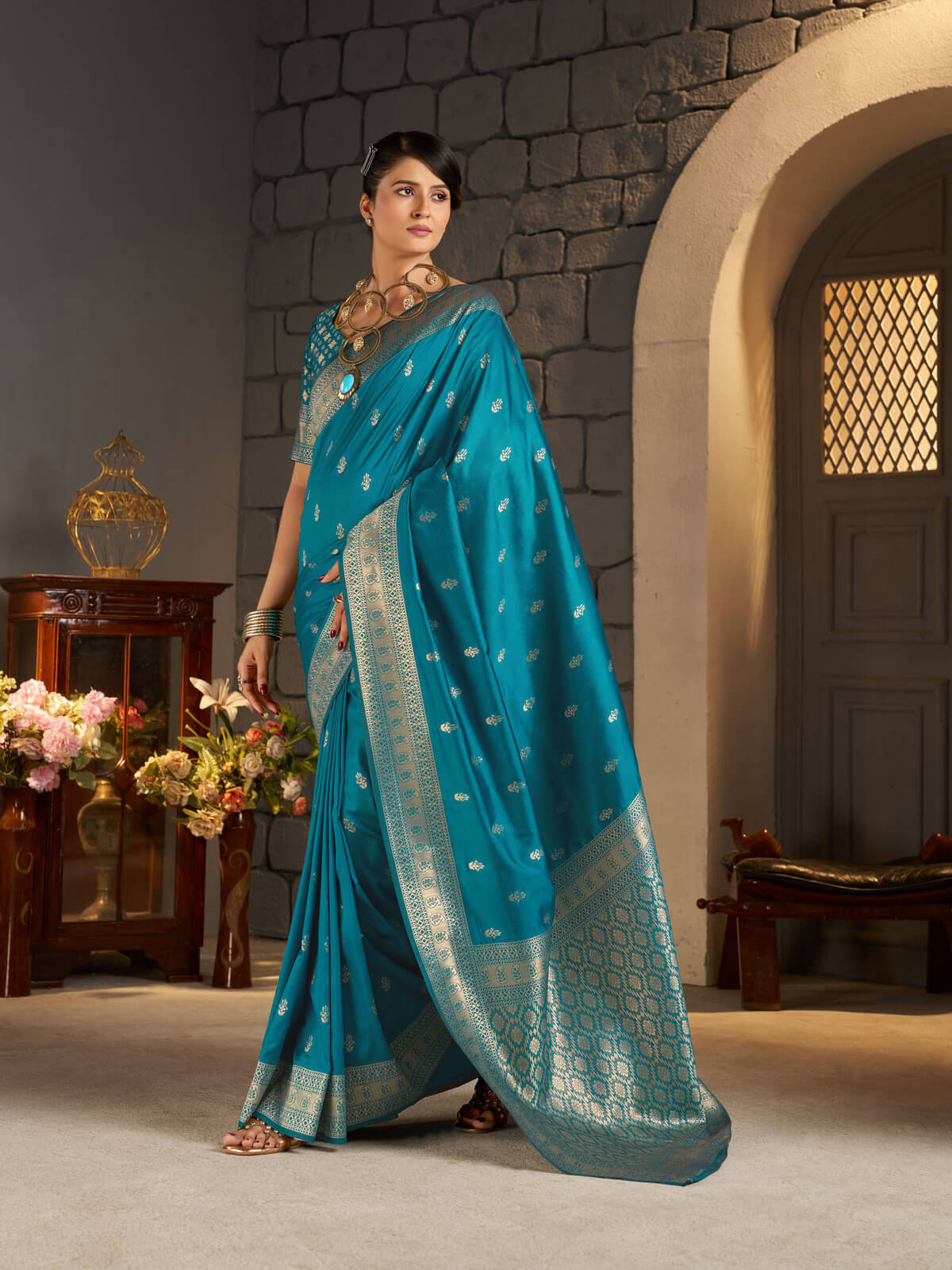 Luminous Firozi Banarasi Silk Saree With Ravishing Blouse Piece