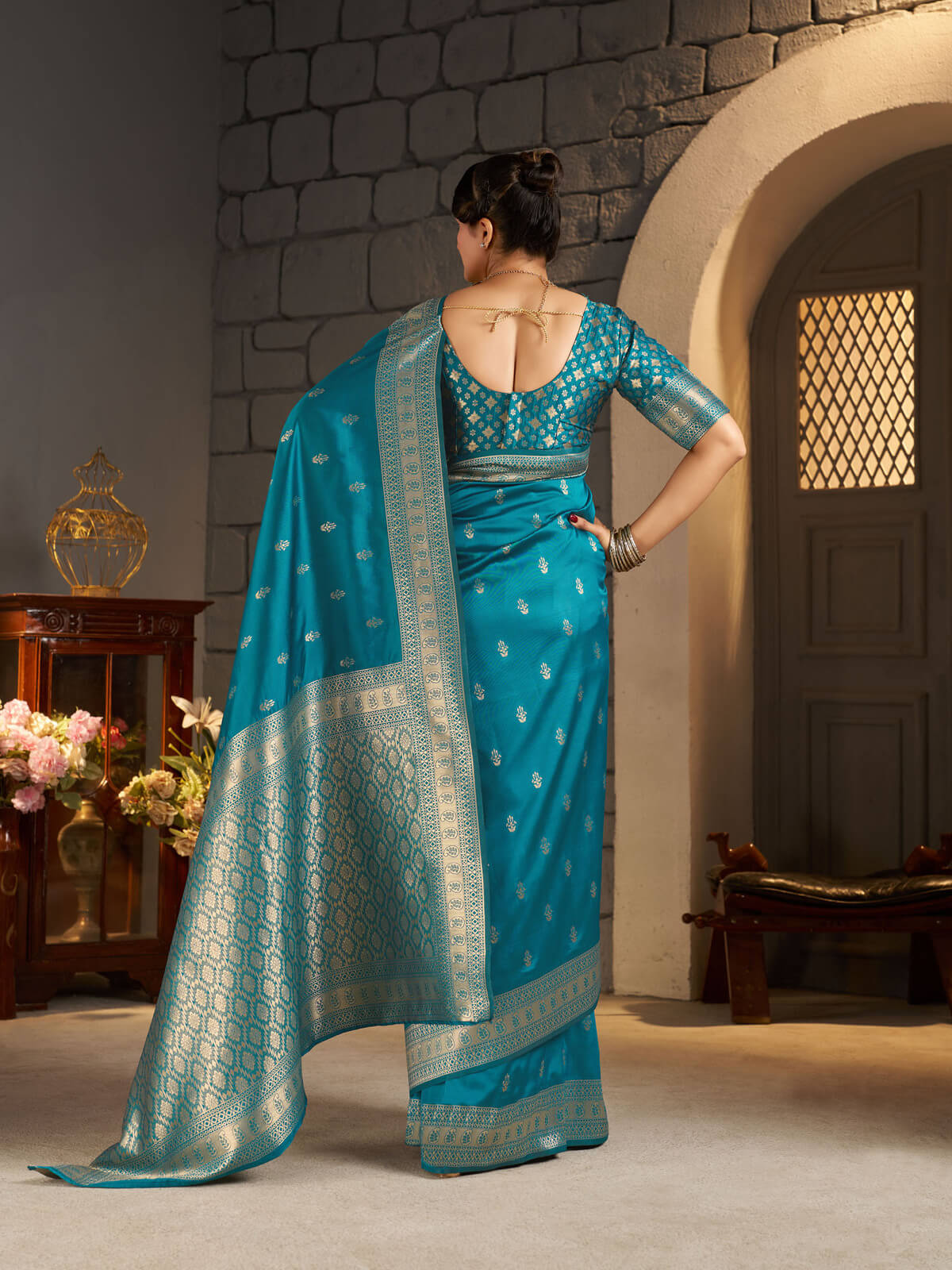 Luminous Firozi Banarasi Silk Saree With Ravishing Blouse Piece