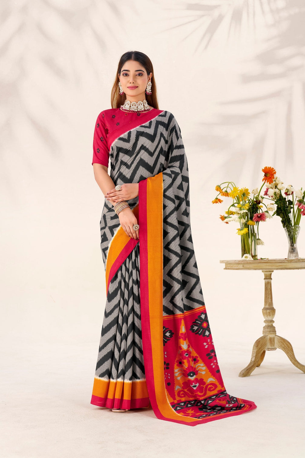 Black Graceful Printed Tasar Silk Saree with Matching Unstitched Blouse Piece