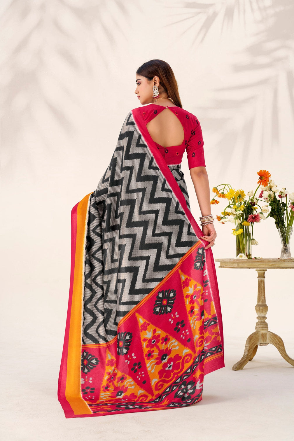 Black Graceful Printed Tasar Silk Saree with Matching Unstitched Blouse Piece