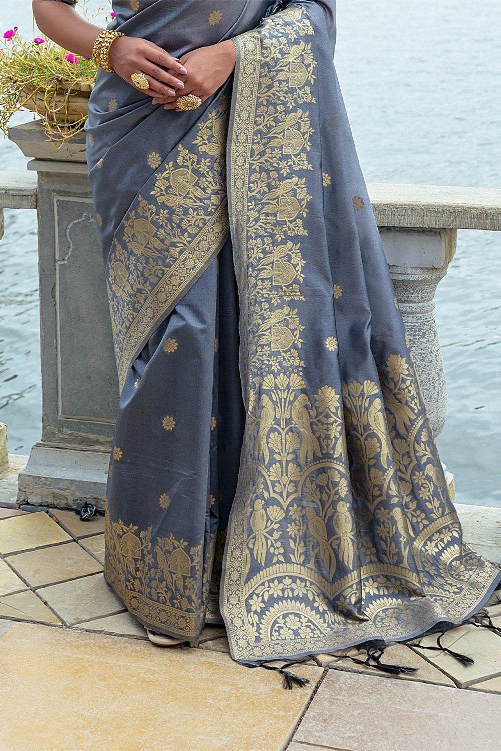 Grey Silk Blend Saree With Blouse Piece