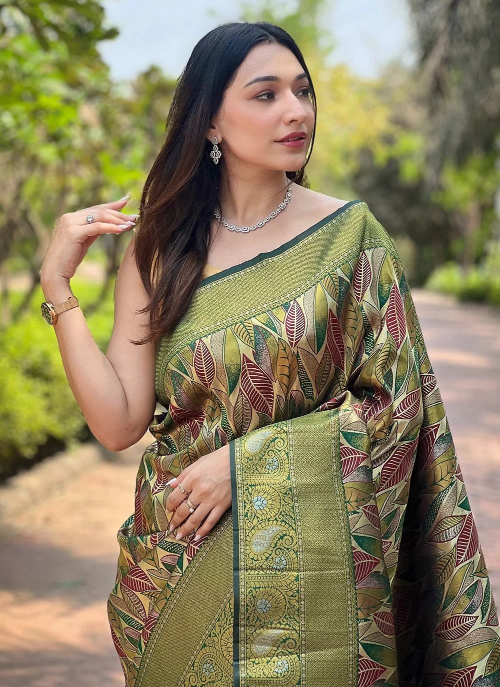 Elegant green kanchipattu silk indian traditional saree with contrast weaving border