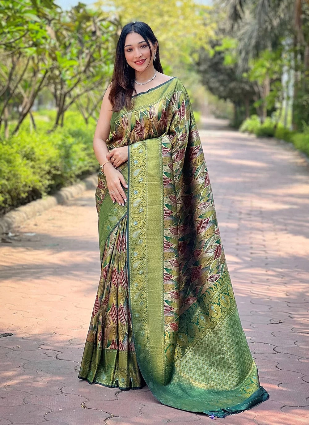 Elegant green kanchipattu silk indian traditional saree with contrast weaving border