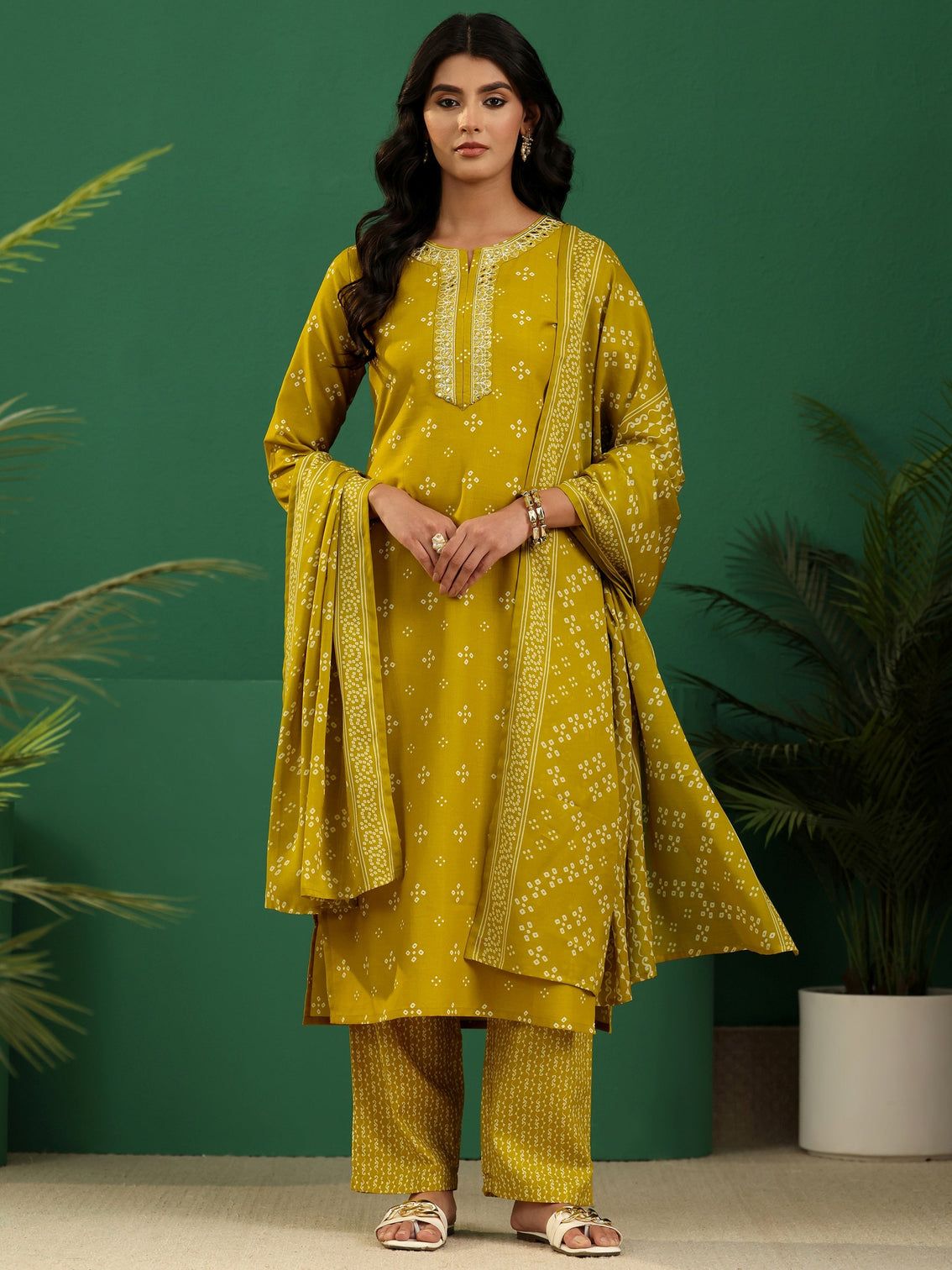 Mameraa Green Bandhani Straight Suit Set