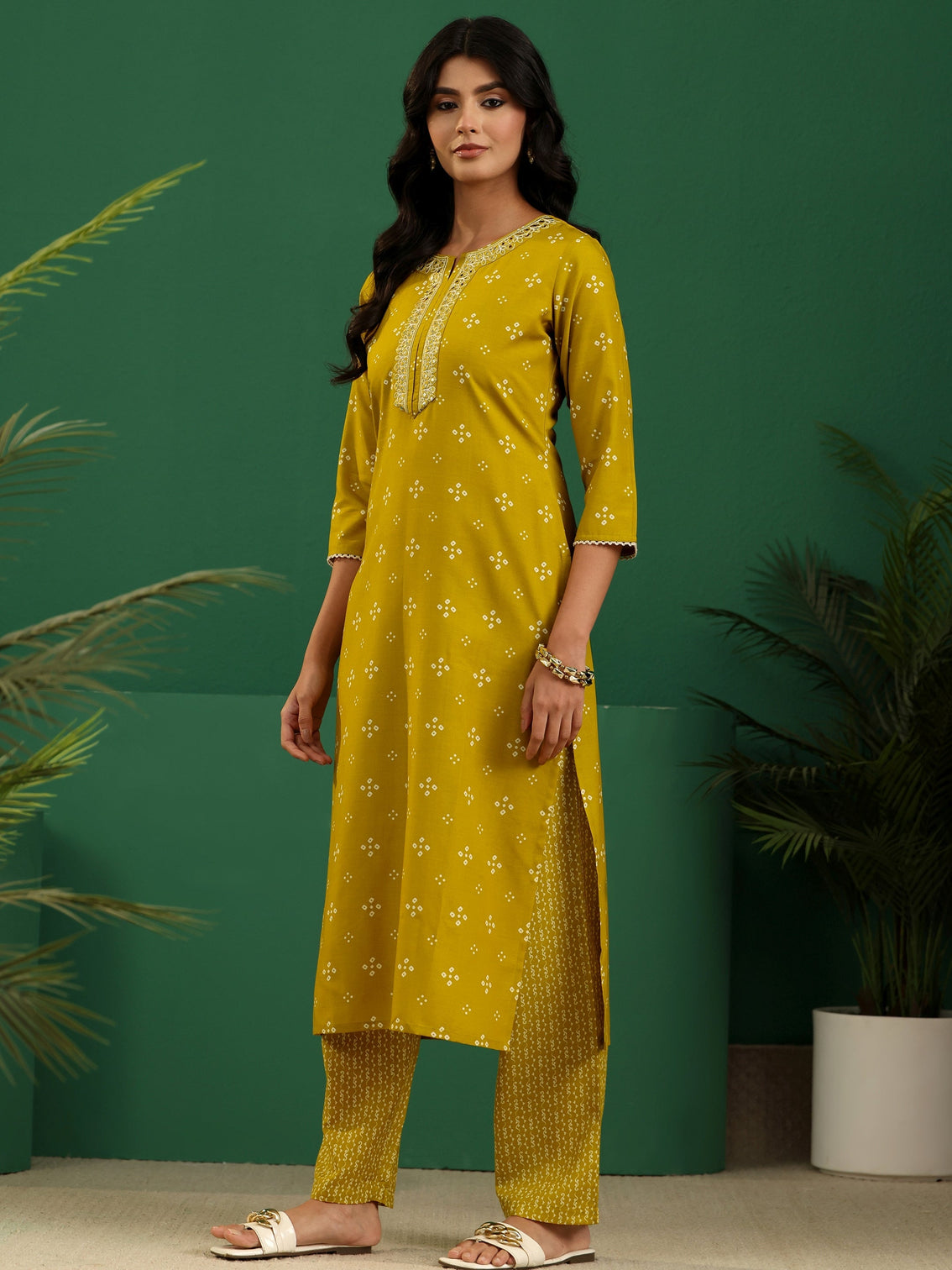 Mameraa Green Bandhani Straight Suit Set