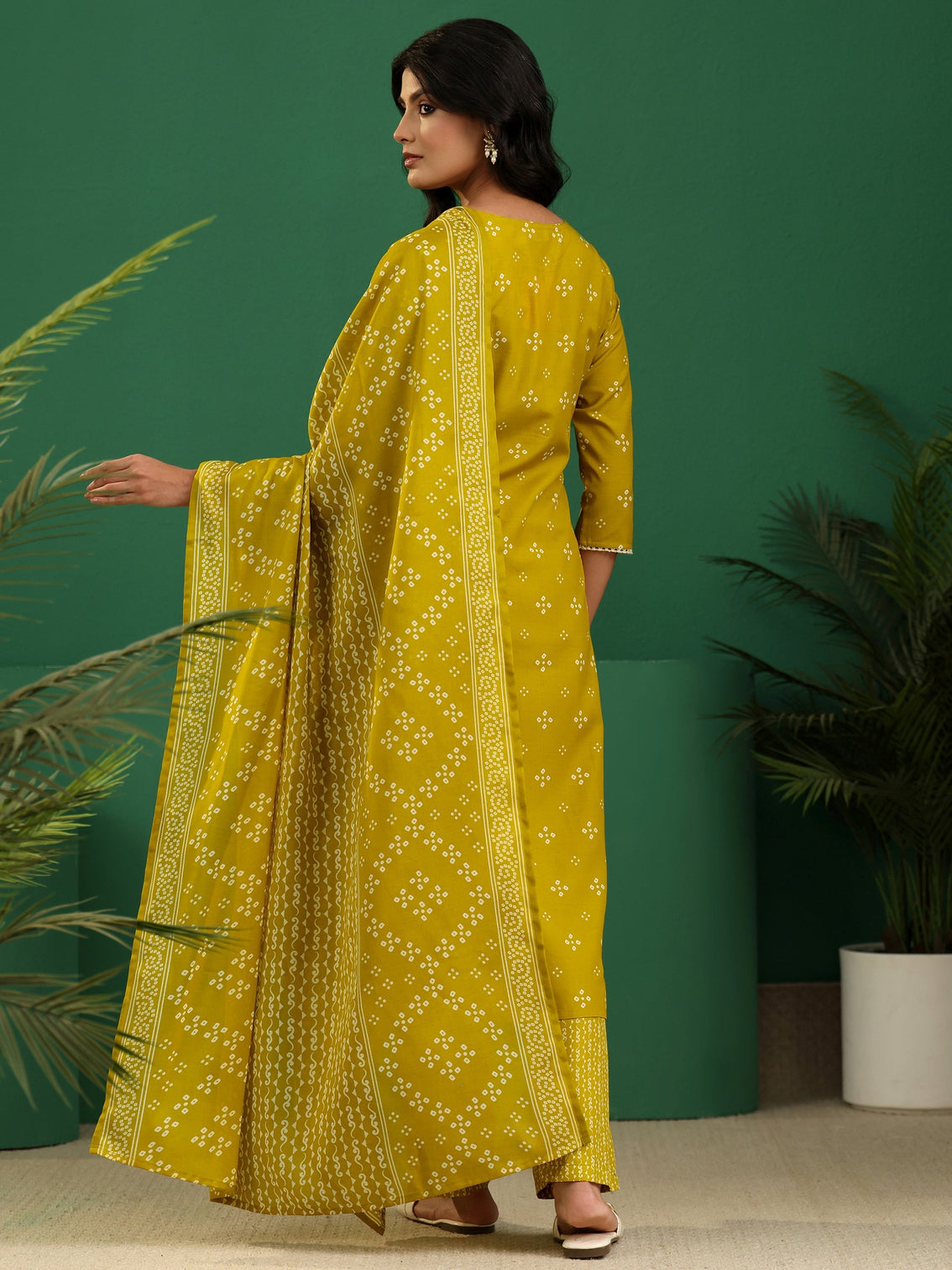 Mameraa Green Bandhani Straight Suit Set