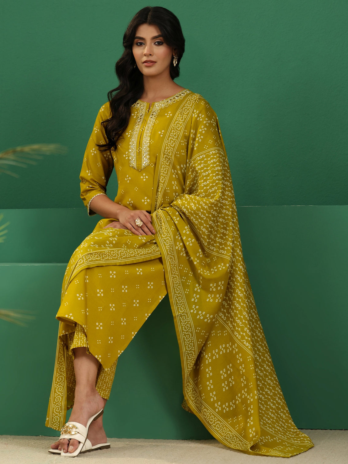 Mameraa Green Bandhani Straight Suit Set