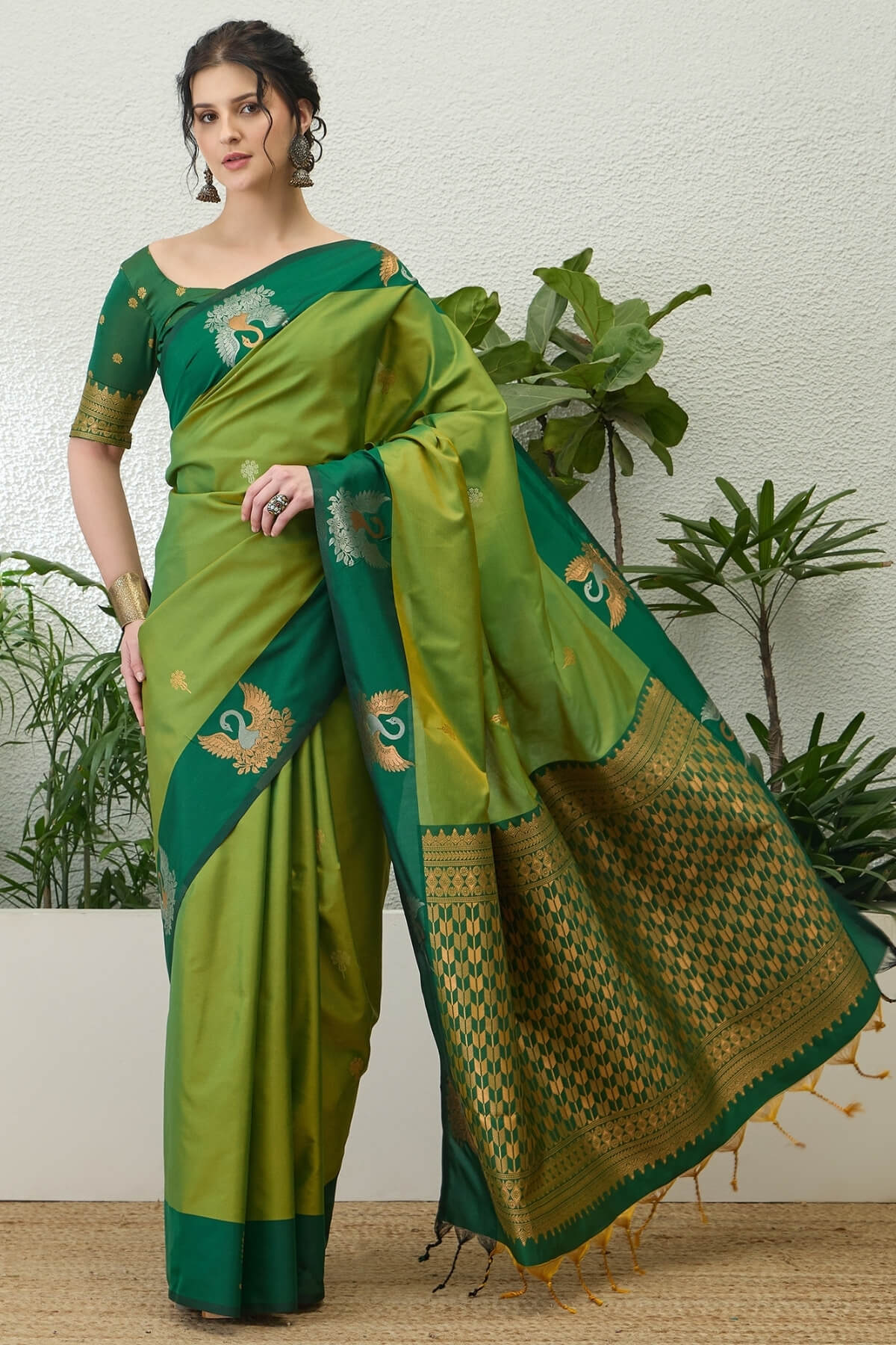 Flamboyant Green Pure Zari Weaving Banarasi Silk Saree With Fantabulous Blouse Piece