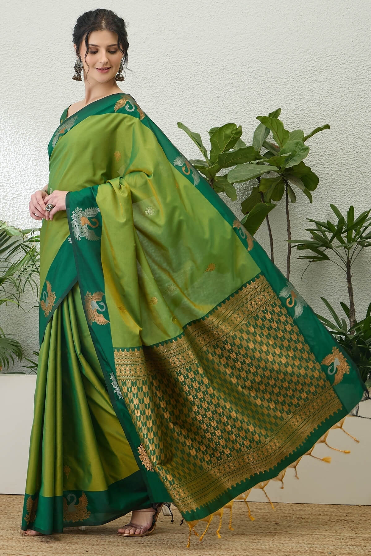 Flamboyant Green Pure Zari Weaving Banarasi Silk Saree With Fantabulous Blouse Piece