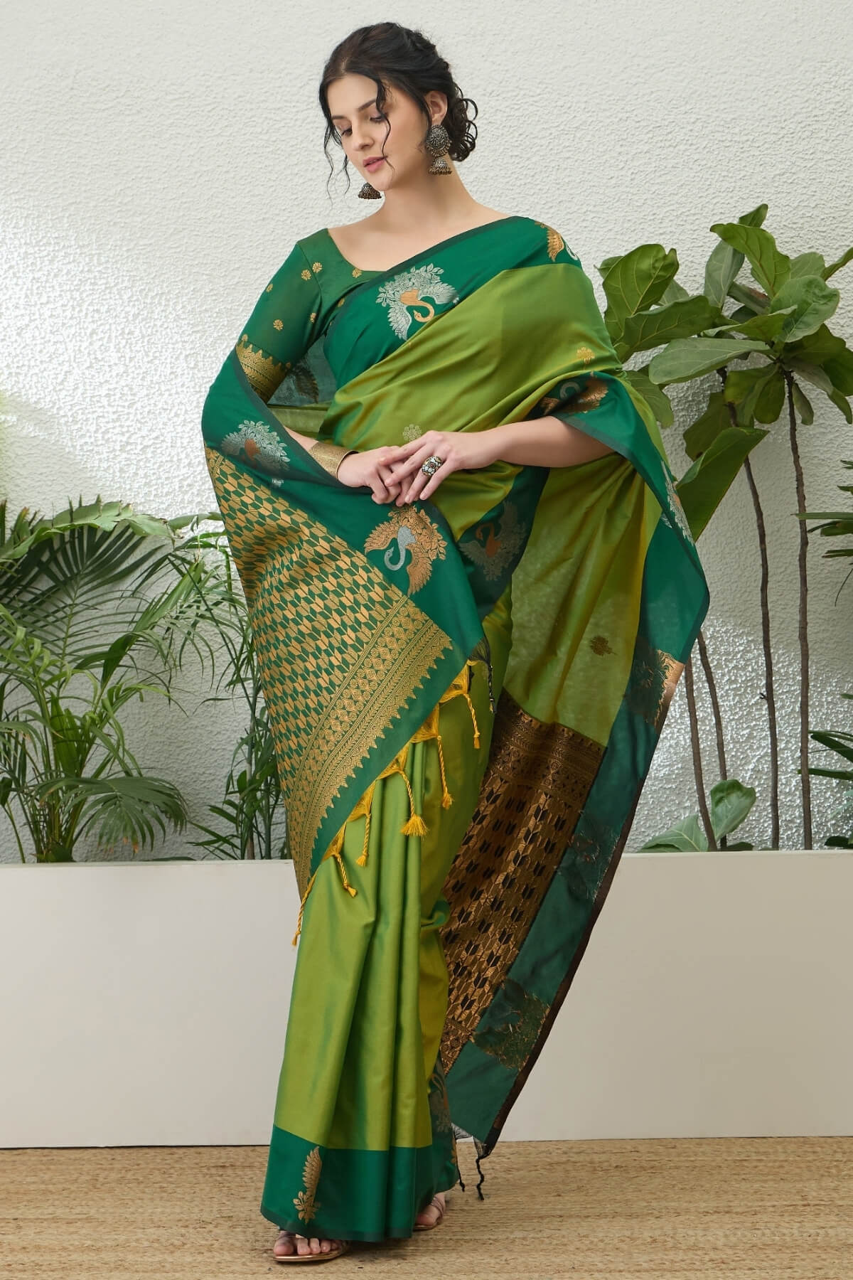Flamboyant Green Pure Zari Weaving Banarasi Silk Saree With Fantabulous Blouse Piece