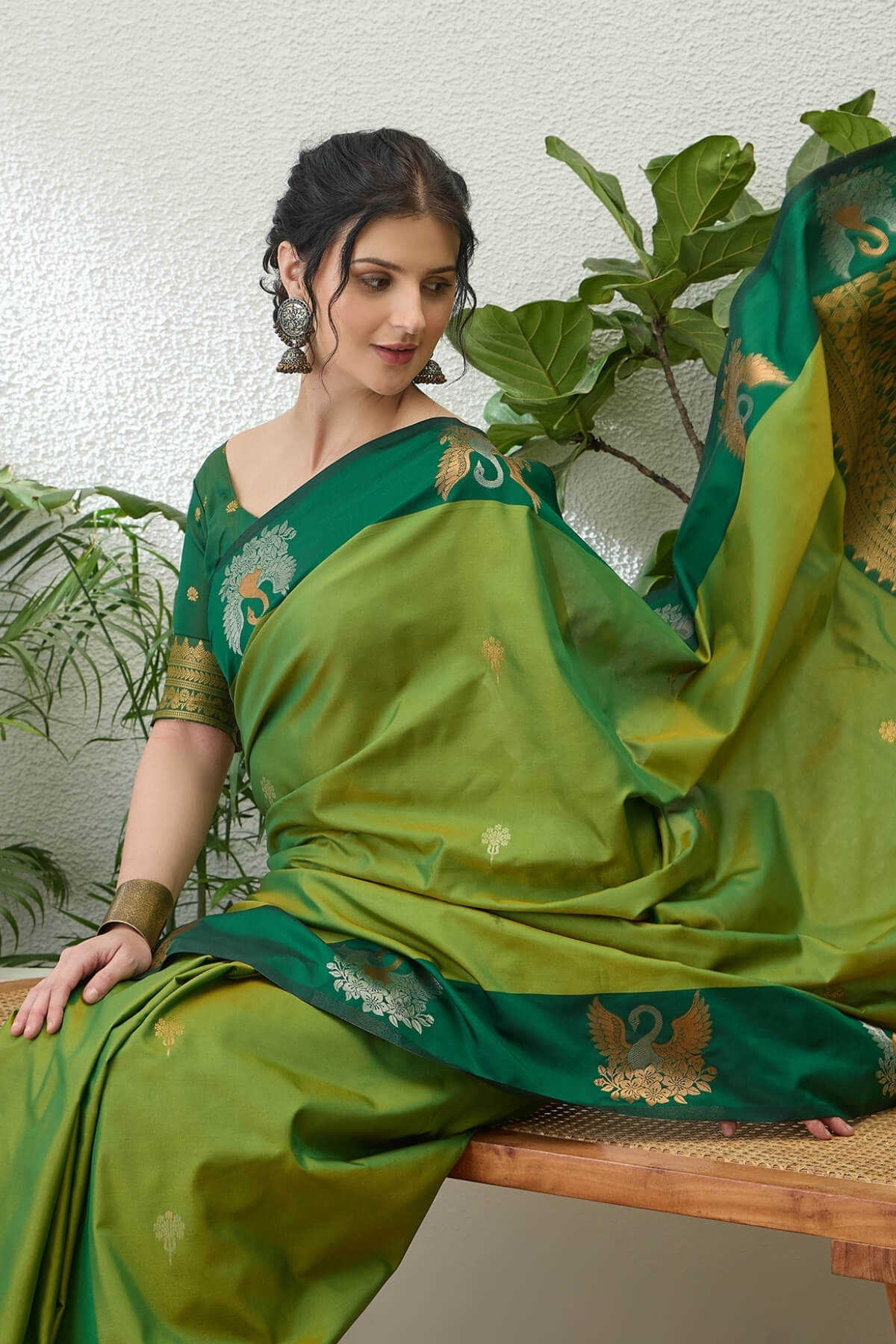 Flamboyant Green Pure Zari Weaving Banarasi Silk Saree With Fantabulous Blouse Piece