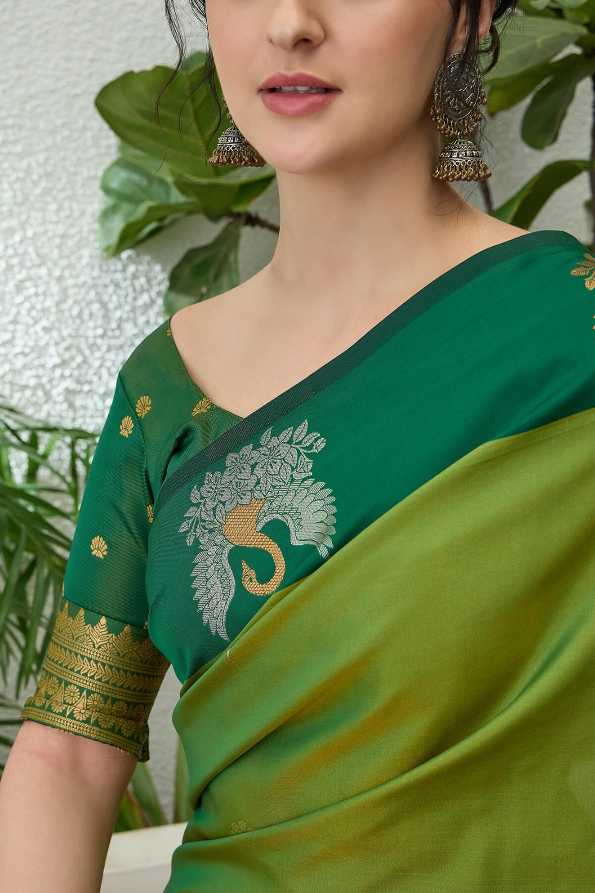 Flamboyant Green Pure Zari Weaving Banarasi Silk Saree With Fantabulous Blouse Piece
