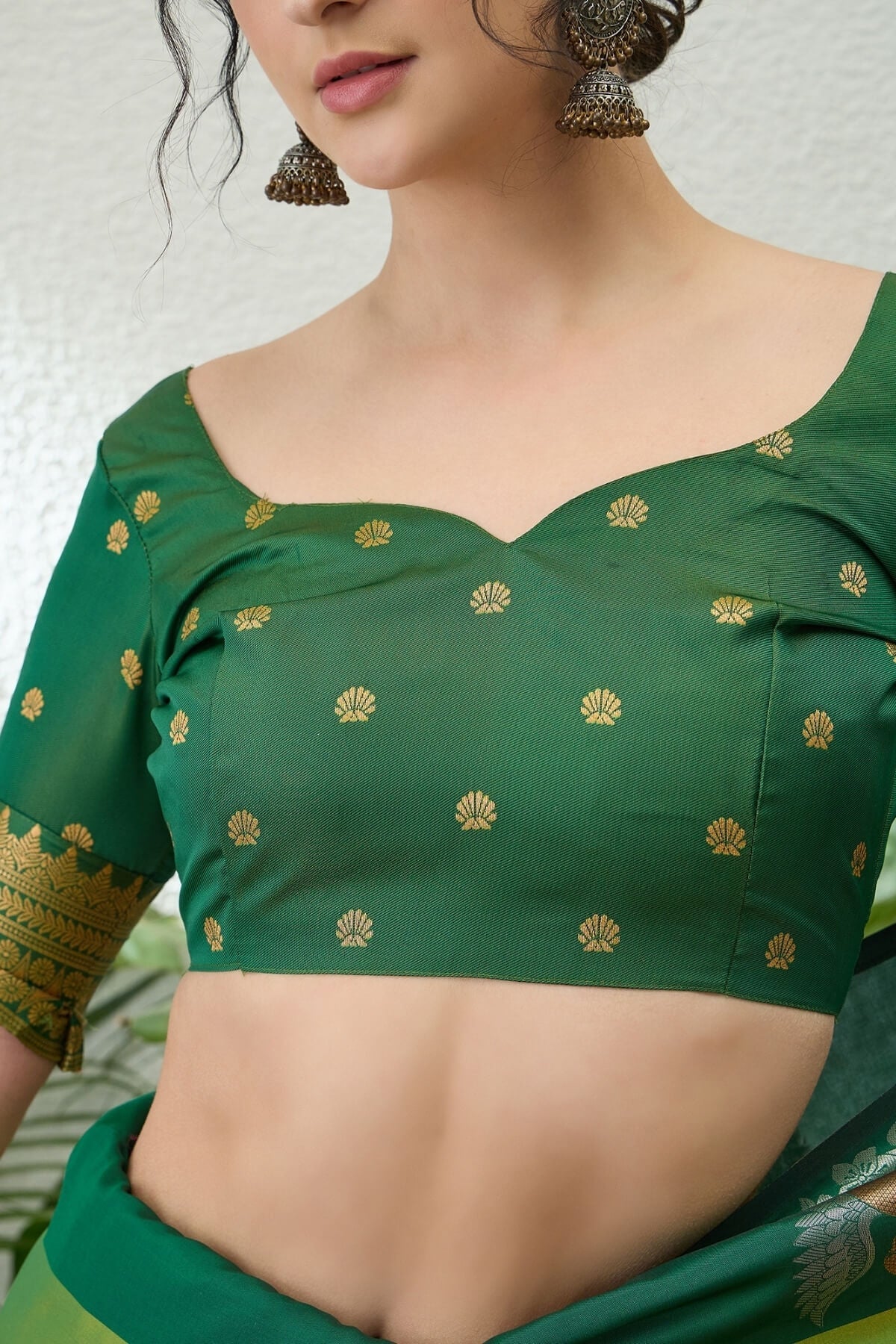 Flamboyant Green Pure Zari Weaving Banarasi Silk Saree With Fantabulous Blouse Piece