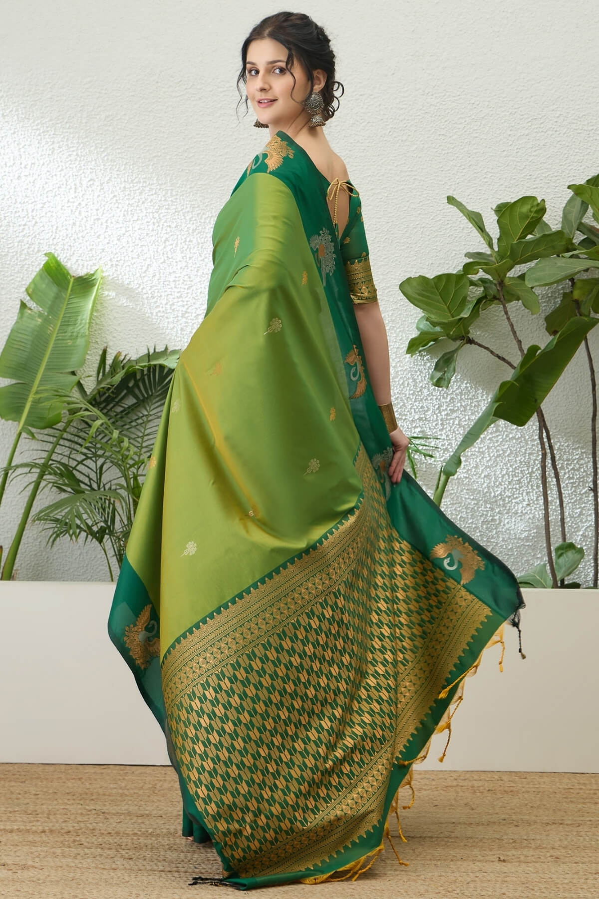 Flamboyant Green Pure Zari Weaving Banarasi Silk Saree With Fantabulous Blouse Piece