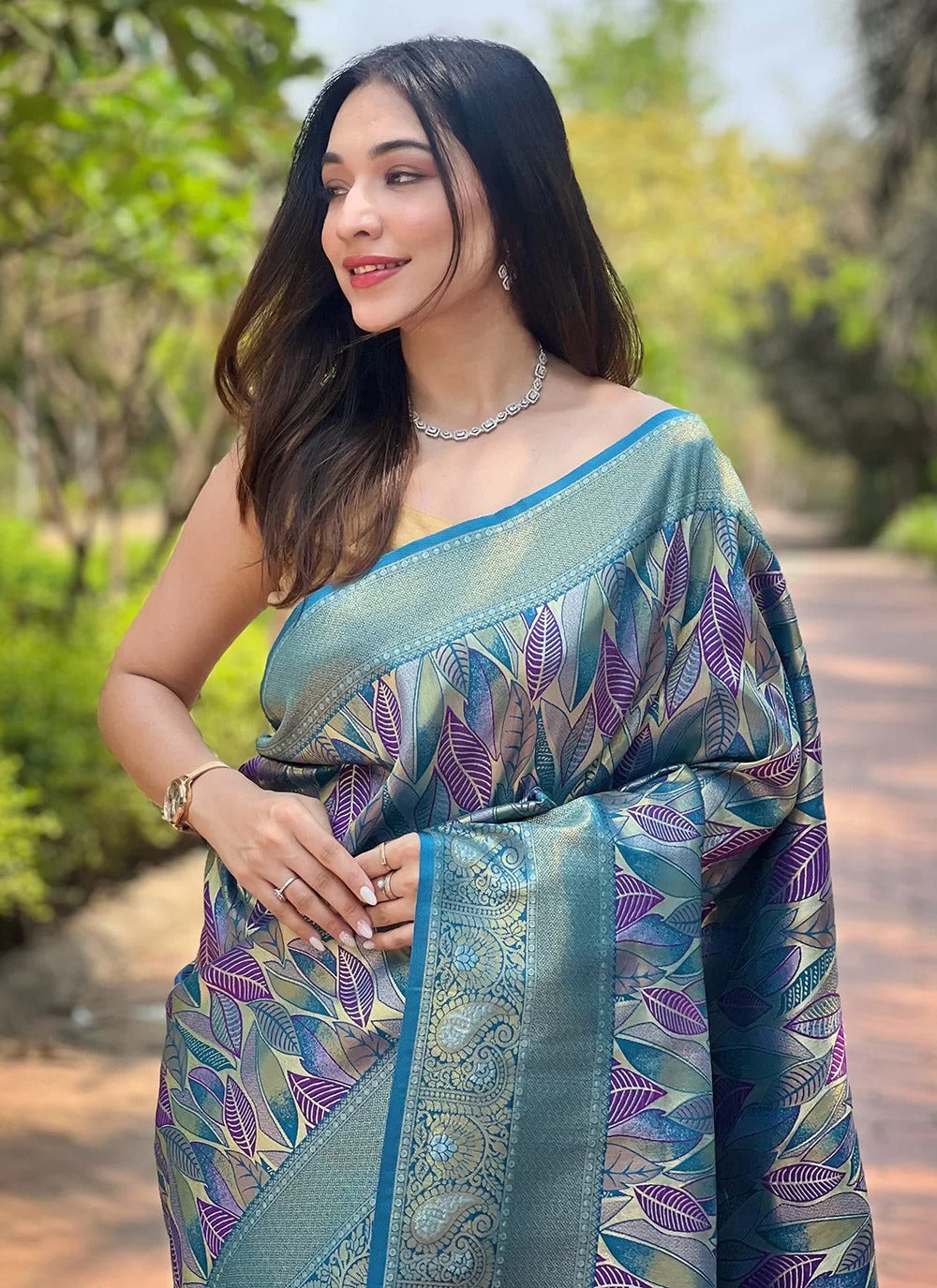 Graceful firozi kanchipattu silk traditional saree with contrast weaving border