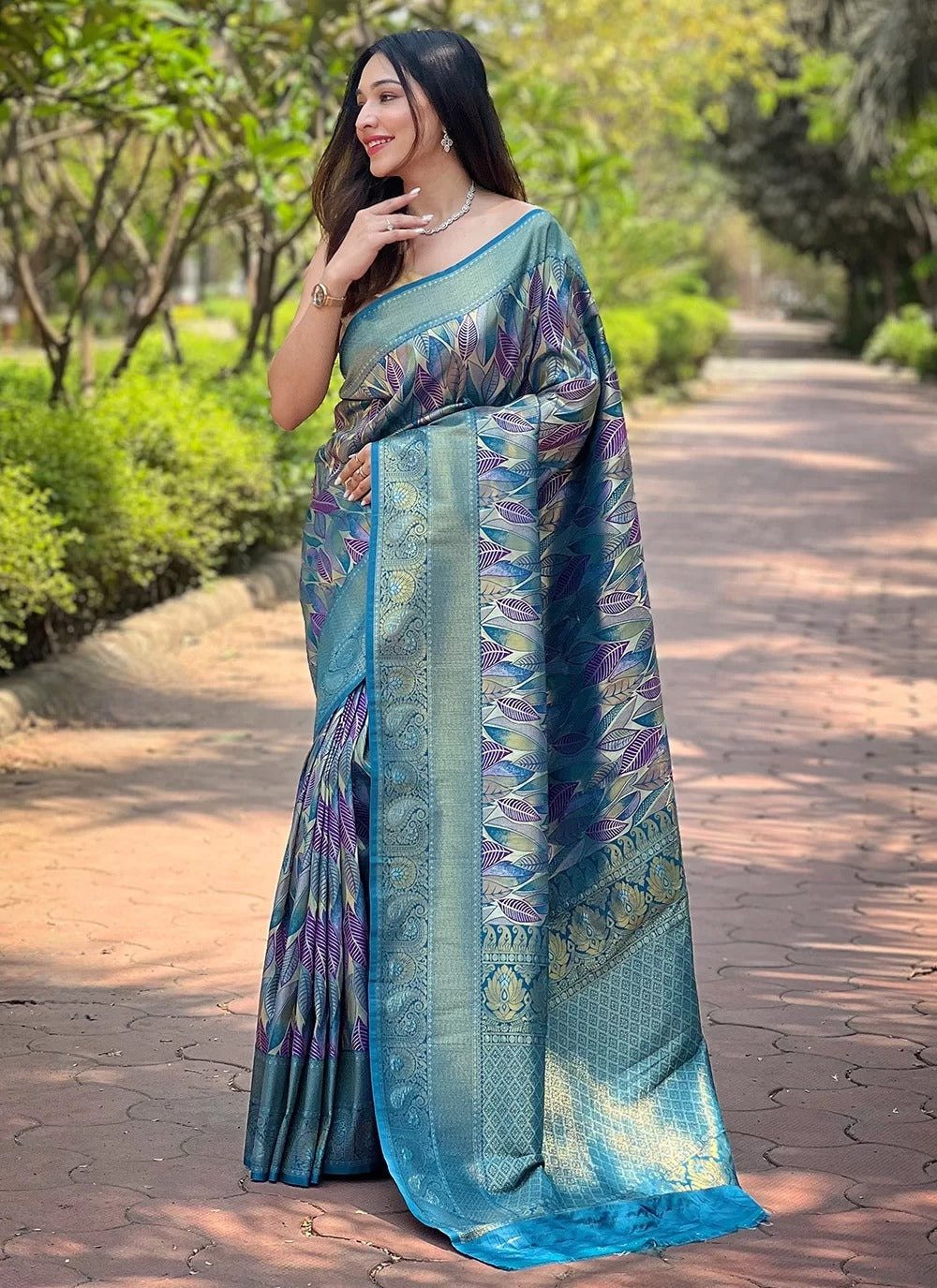 Graceful firozi kanchipattu silk traditional saree with contrast weaving border