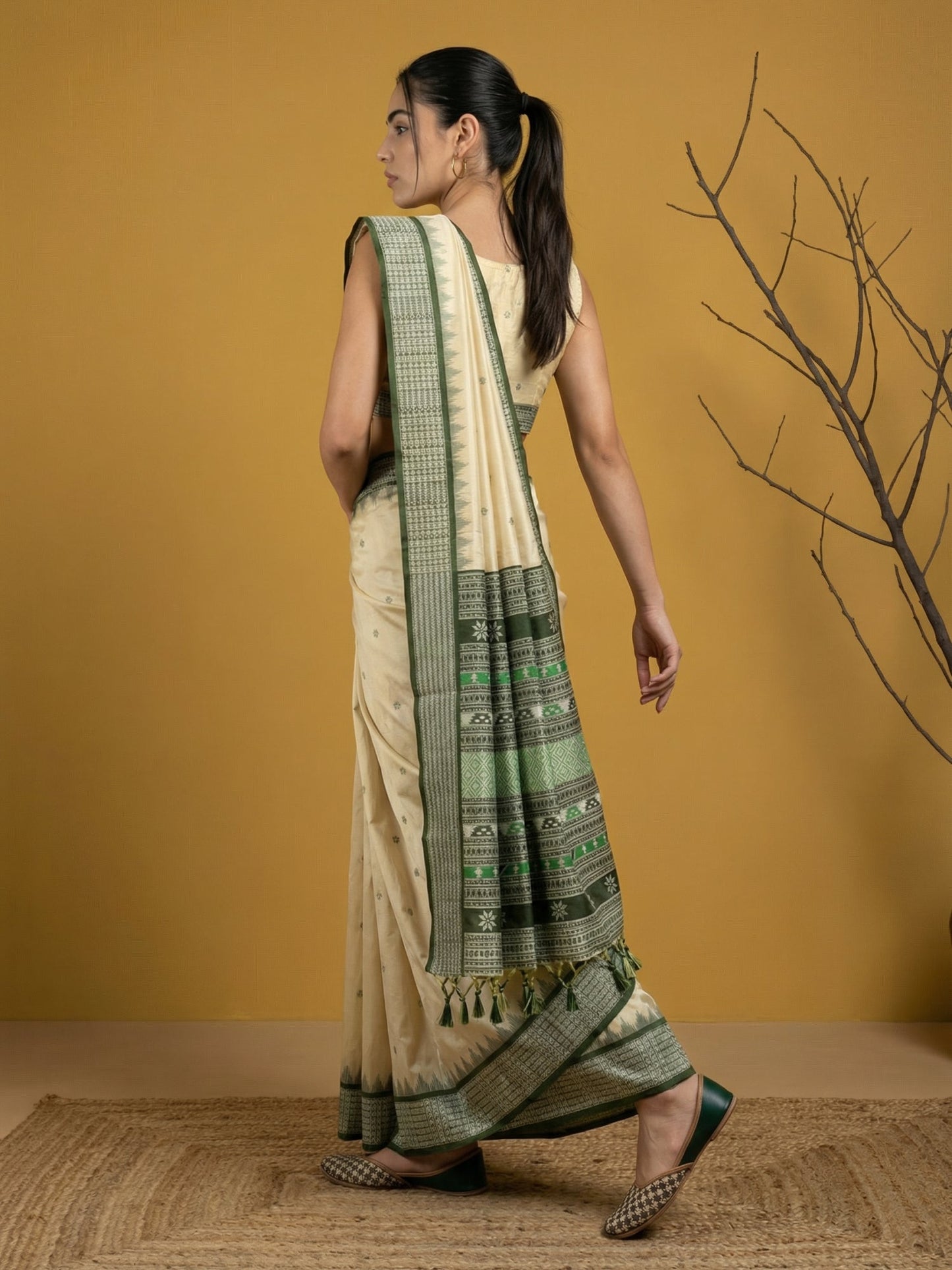Handloom Soft Silk Saree with Zari Woven Motifs Contrast Traditional Border and Rich Pallu