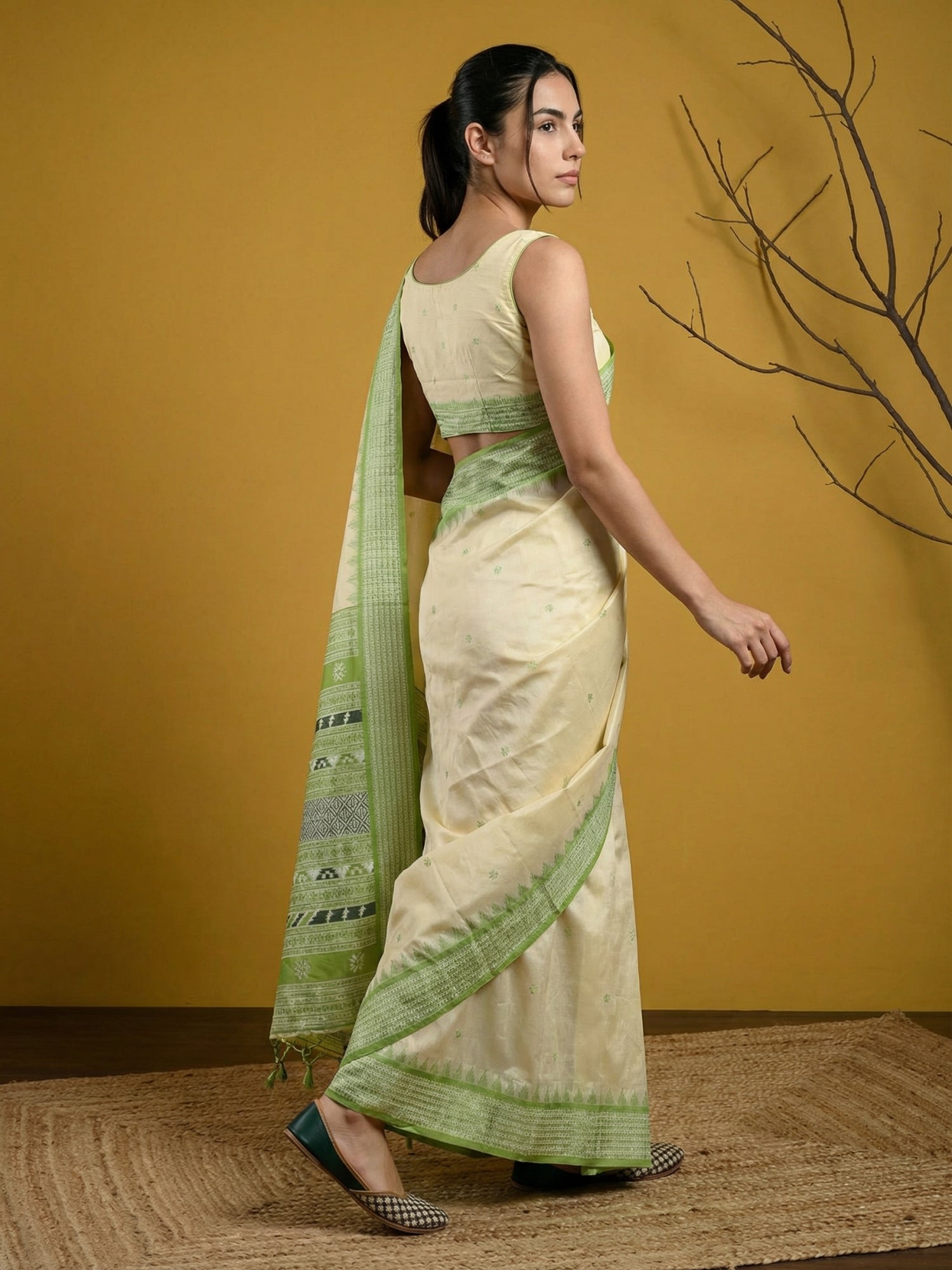 Handloom Soft Silk Saree with Zari Woven Motifs Contrast Traditional Border and Rich Pallu
