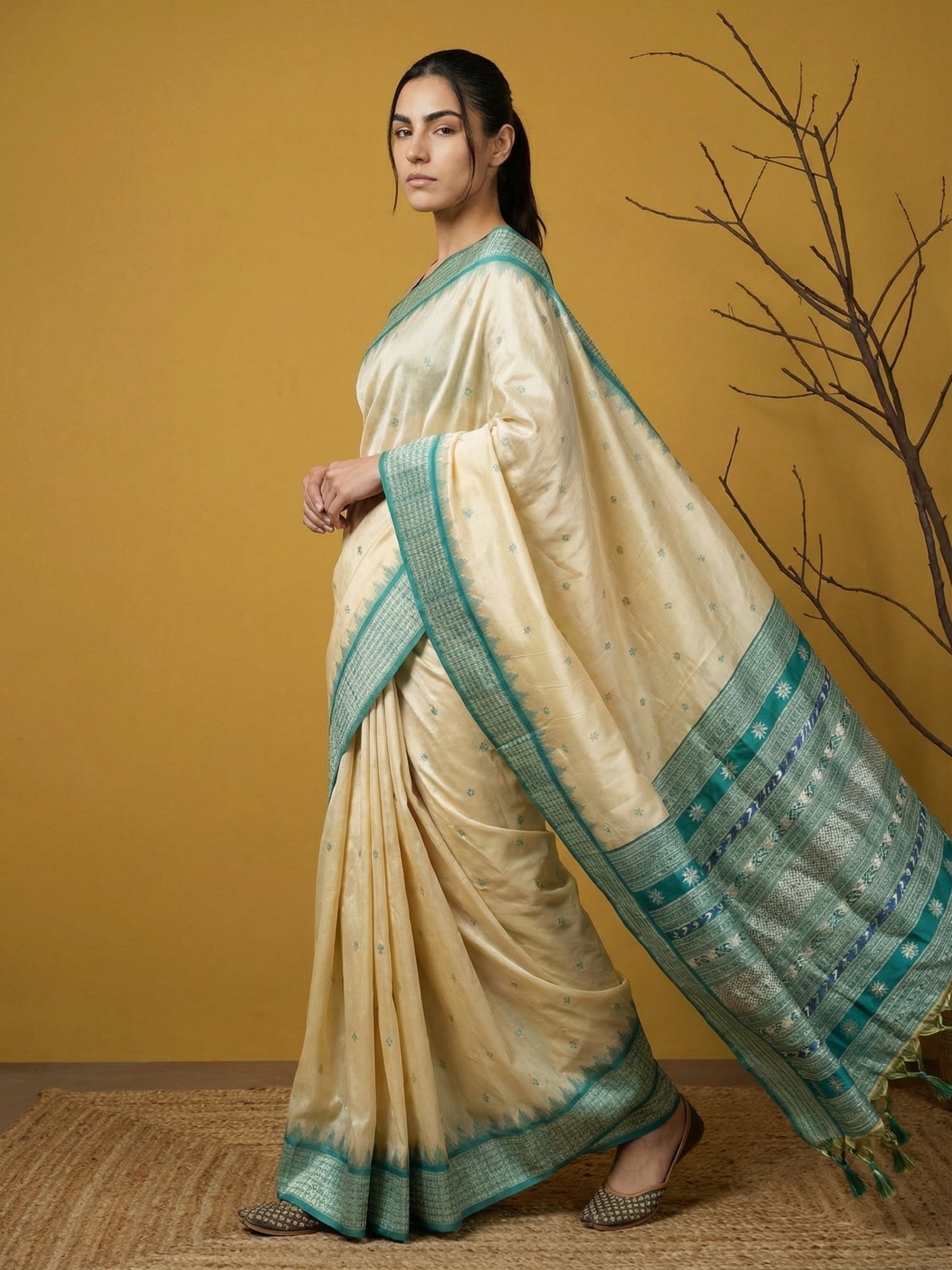 Handloom Soft Silk Saree with Zari Woven Motifs Contrast Traditional Border and Rich Pallu