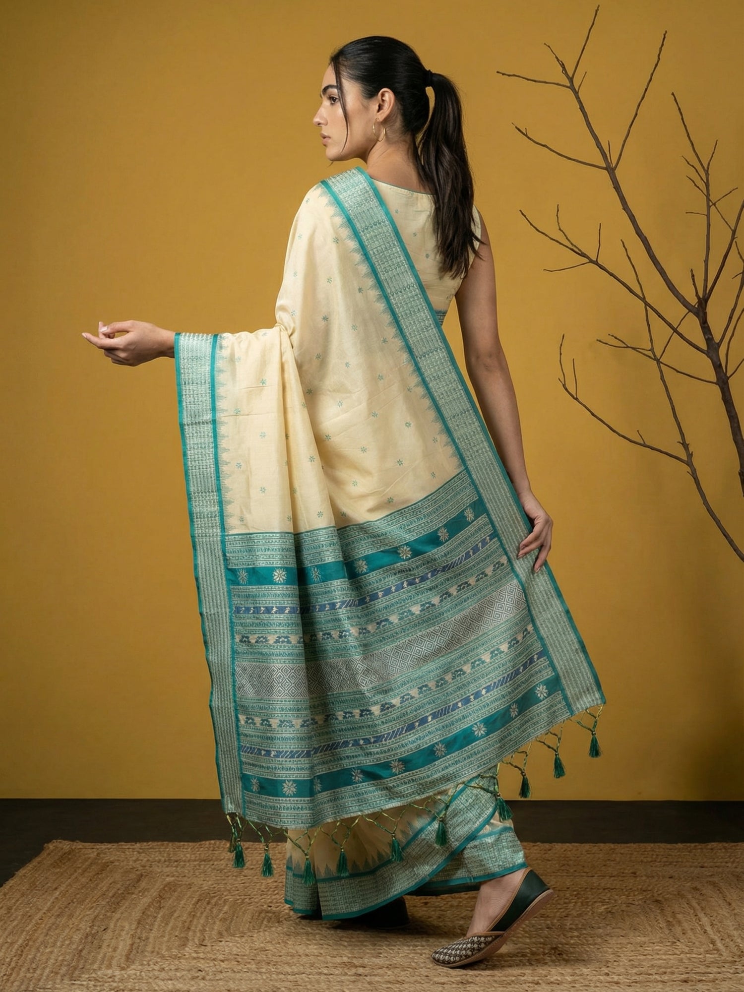 Handloom Soft Silk Saree with Zari Woven Motifs Contrast Traditional Border and Rich Pallu