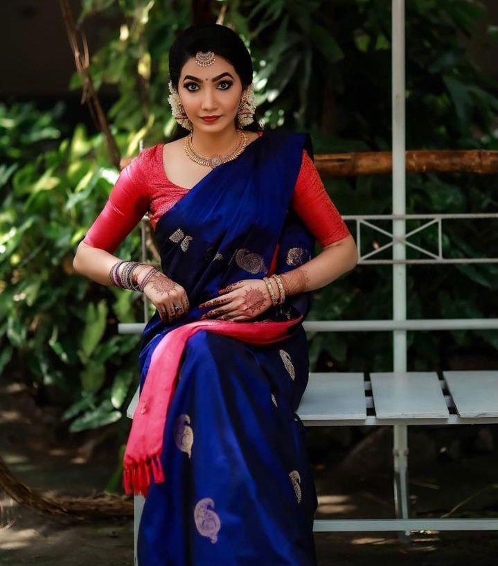 Amiable Blue Soft Silk Saree With Lissome Blouse Piece