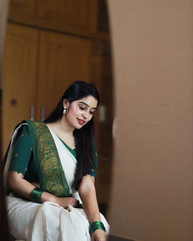 Beauteous Off White Soft Banarasi Silk Saree With Desirable Blouse Piece