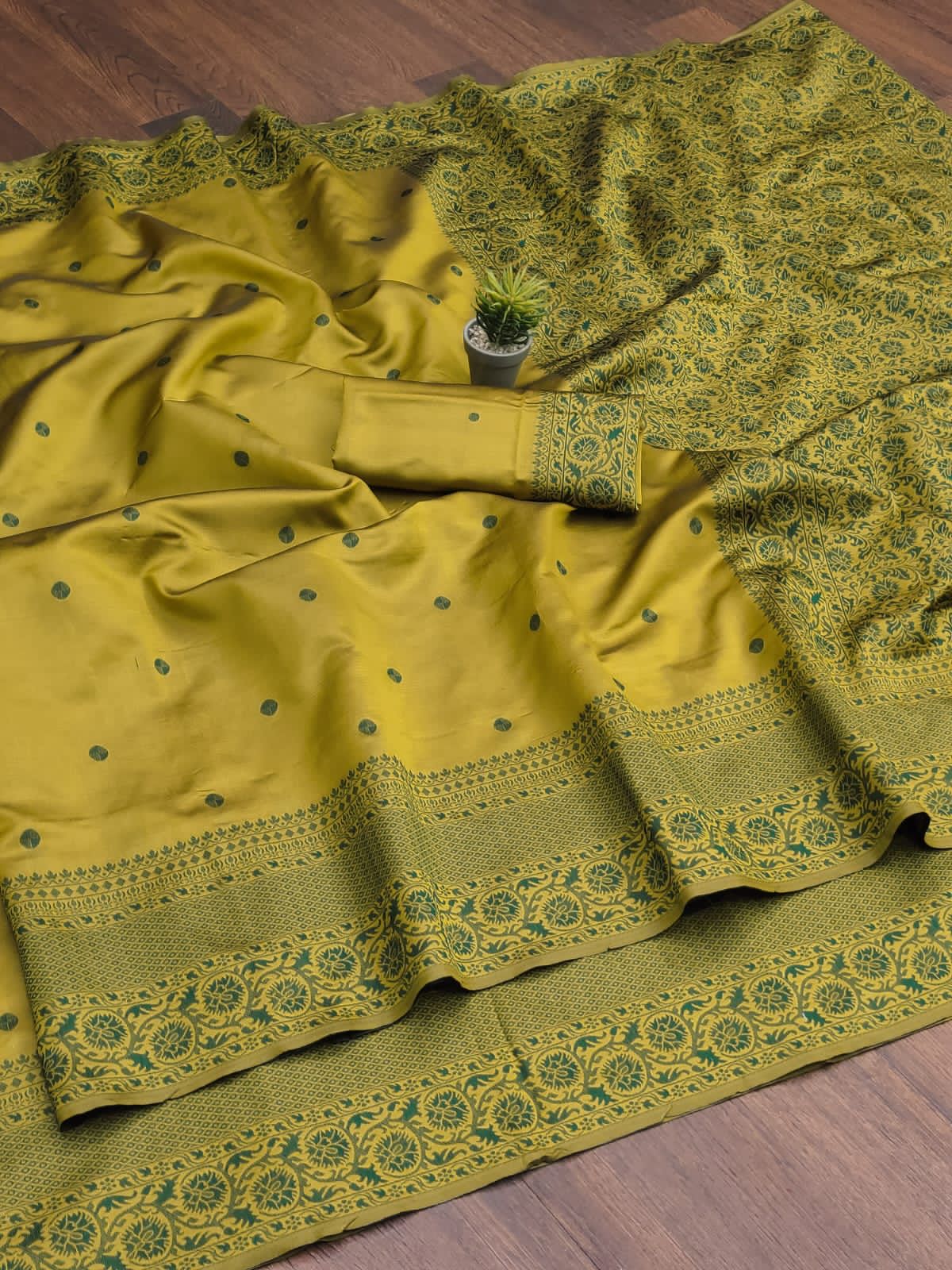 Groovy Mehndi Soft Silk Saree With Inspiring Blouse Piece