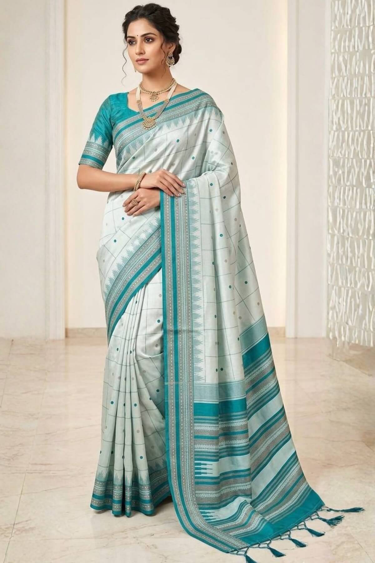 Sophisticated Rama Soft Silk Saree With Scintillating Blouse Piece
