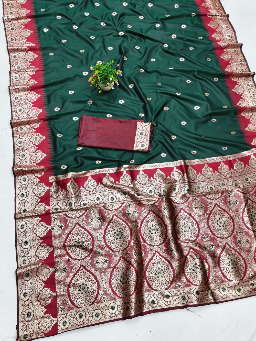 Outstanding Dark Green Pure Zari Weaving Banarasi Silk Saree With Eloquence Blouse Piece