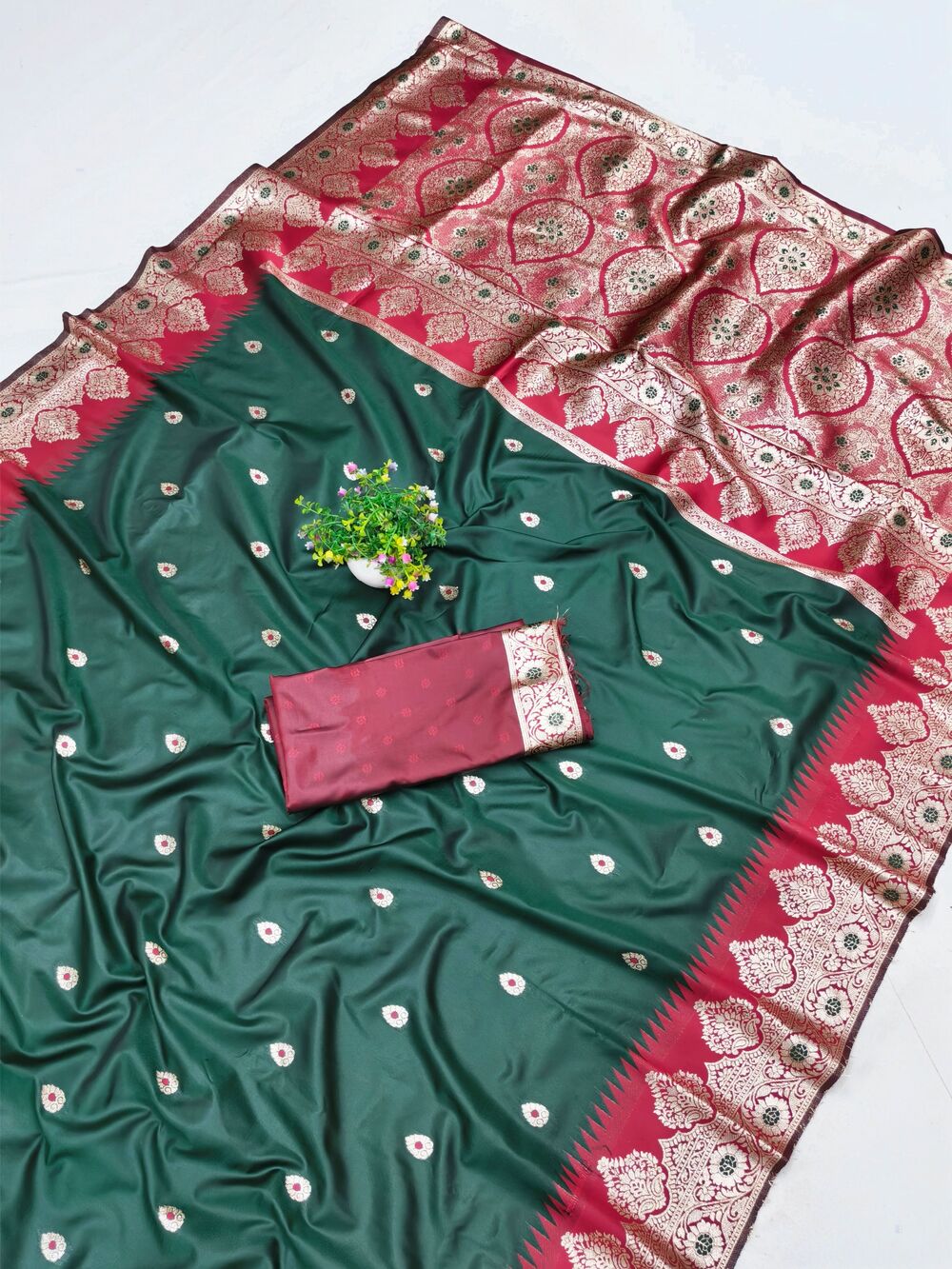 Outstanding Dark Green Pure Zari Weaving Banarasi Silk Saree With Eloquence Blouse Piece