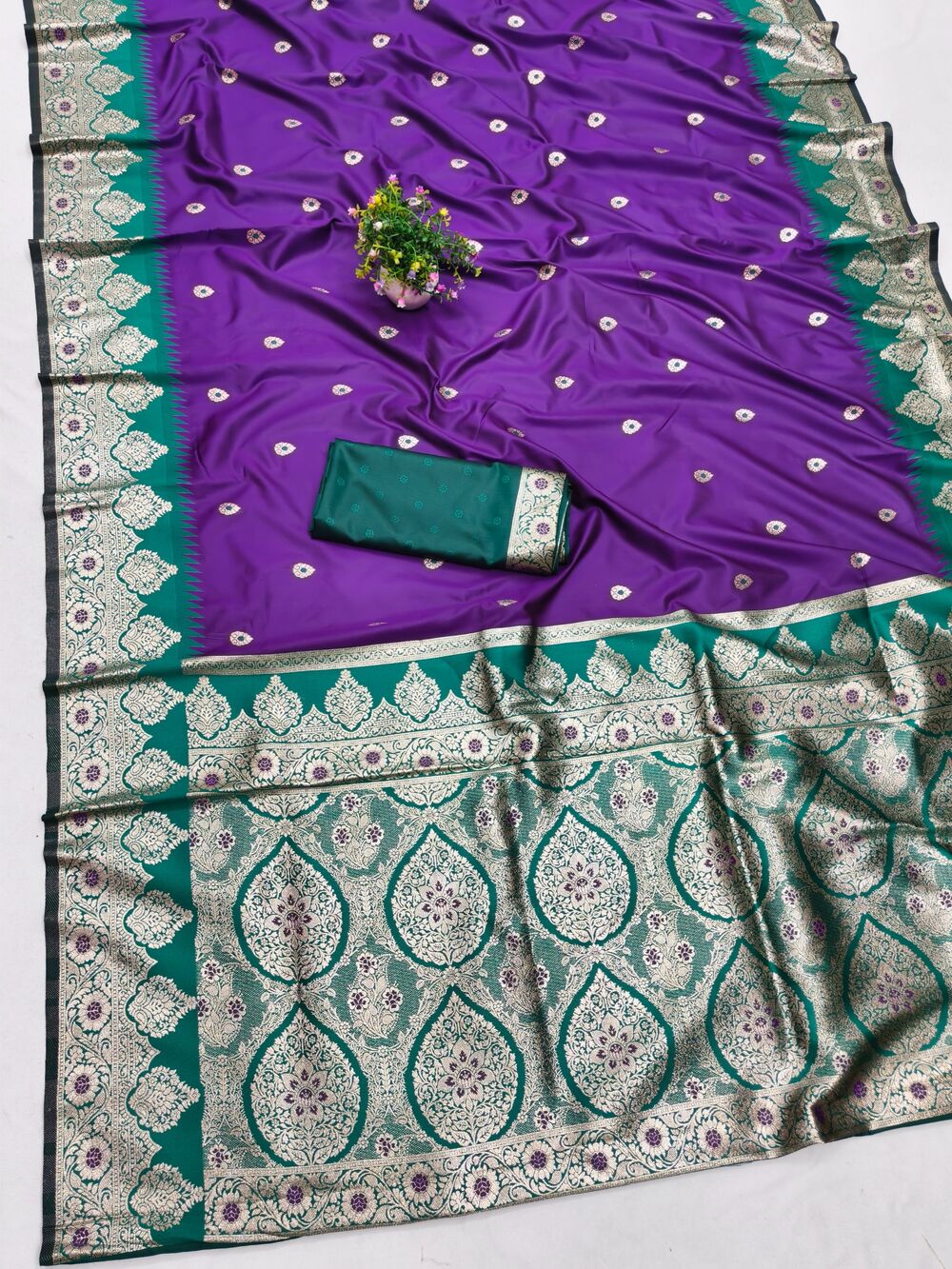 Diaphanous Purple Pure Zari Weaving Banarasi Silk Saree With Amazing Blouse Piece