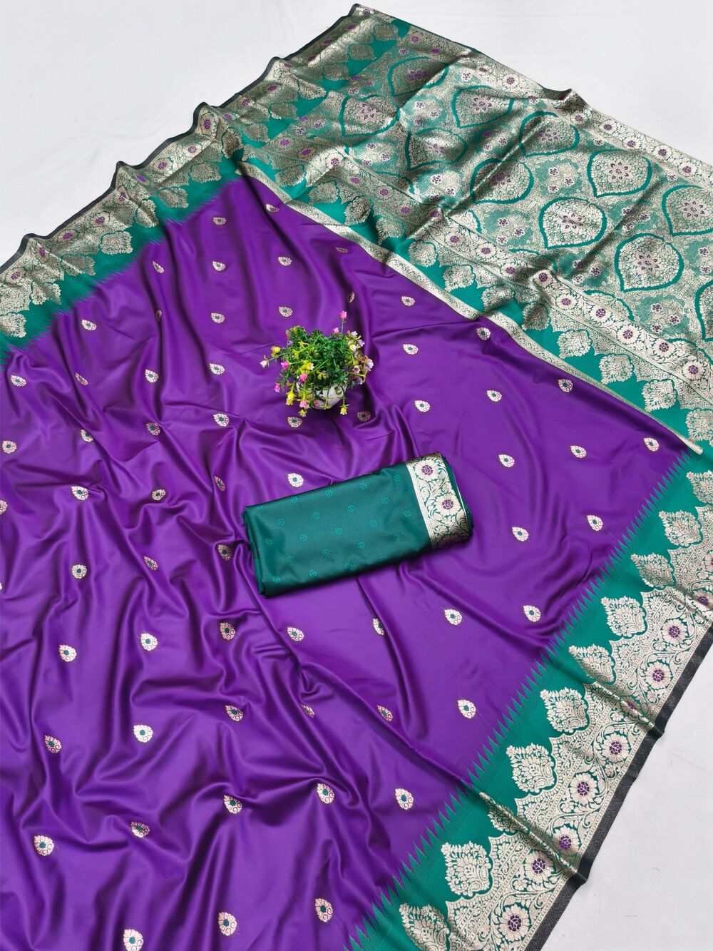 Diaphanous Purple Pure Zari Weaving Banarasi Silk Saree With Amazing Blouse Piece