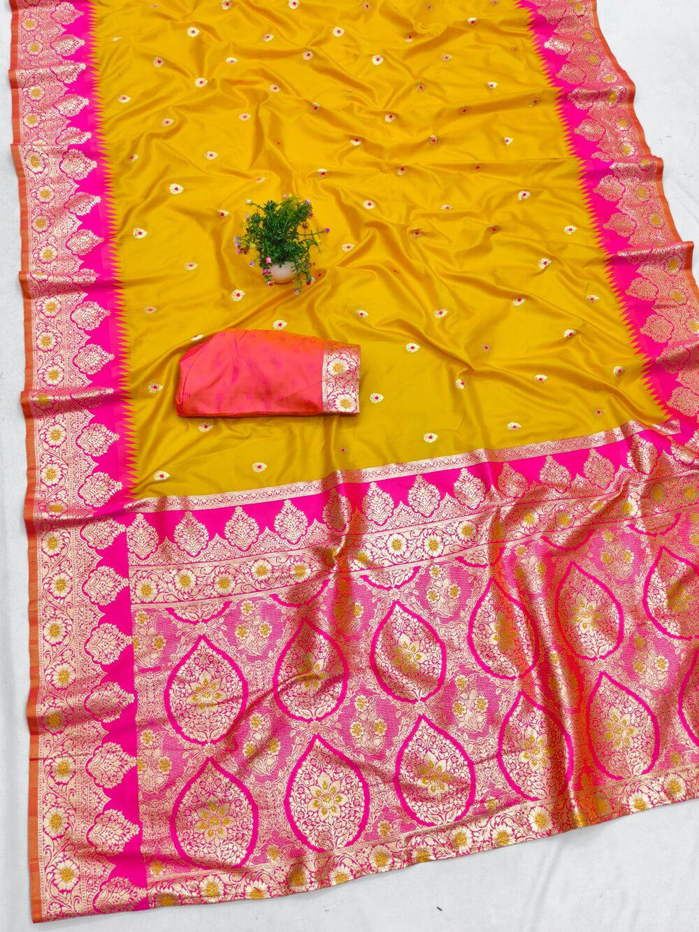 Mesmerising Yellow Pure Zari Weaving Banarasi Silk Saree With Quintessential Blouse Piece