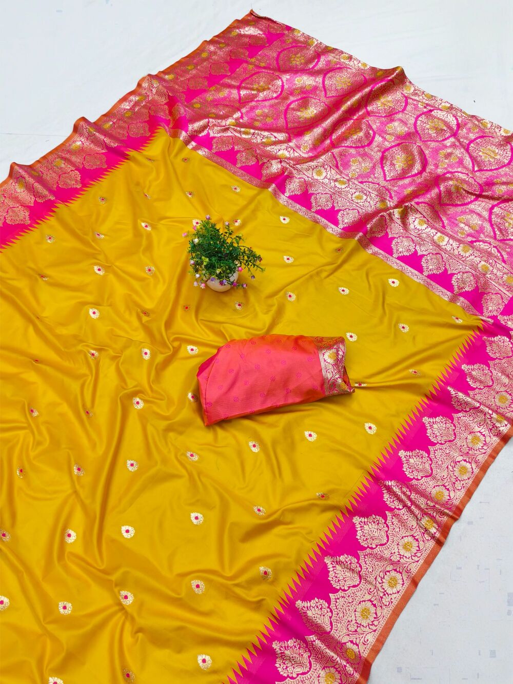 Mesmerising Yellow Pure Zari Weaving Banarasi Silk Saree With Quintessential Blouse Piece
