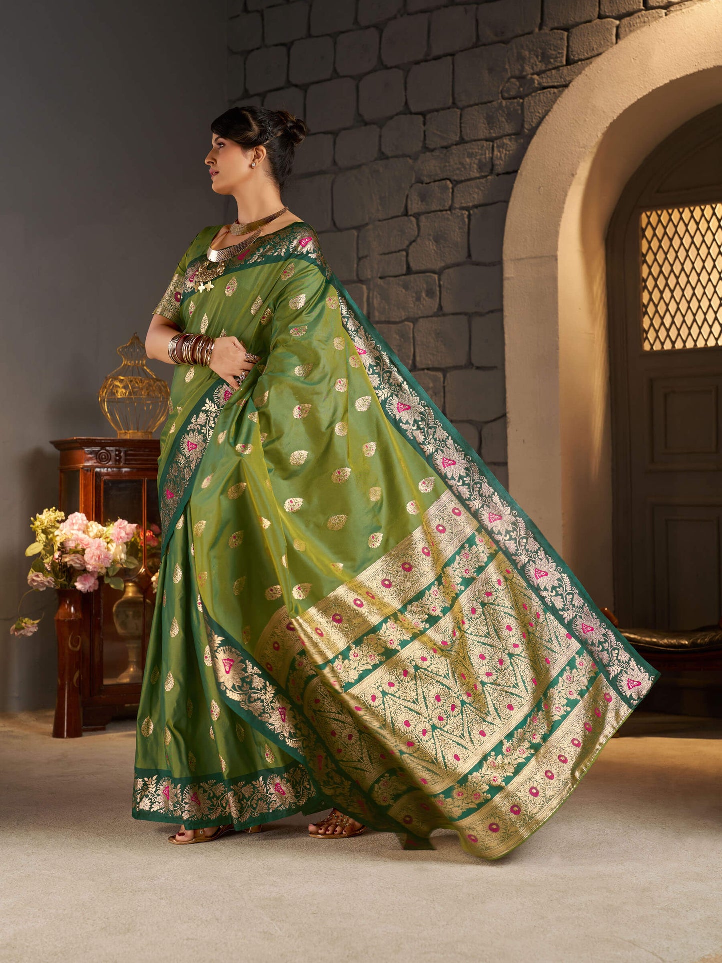Angelic Green Pure Zari Weaving Banarasi Silk Saree With Surpassing Blouse Piece