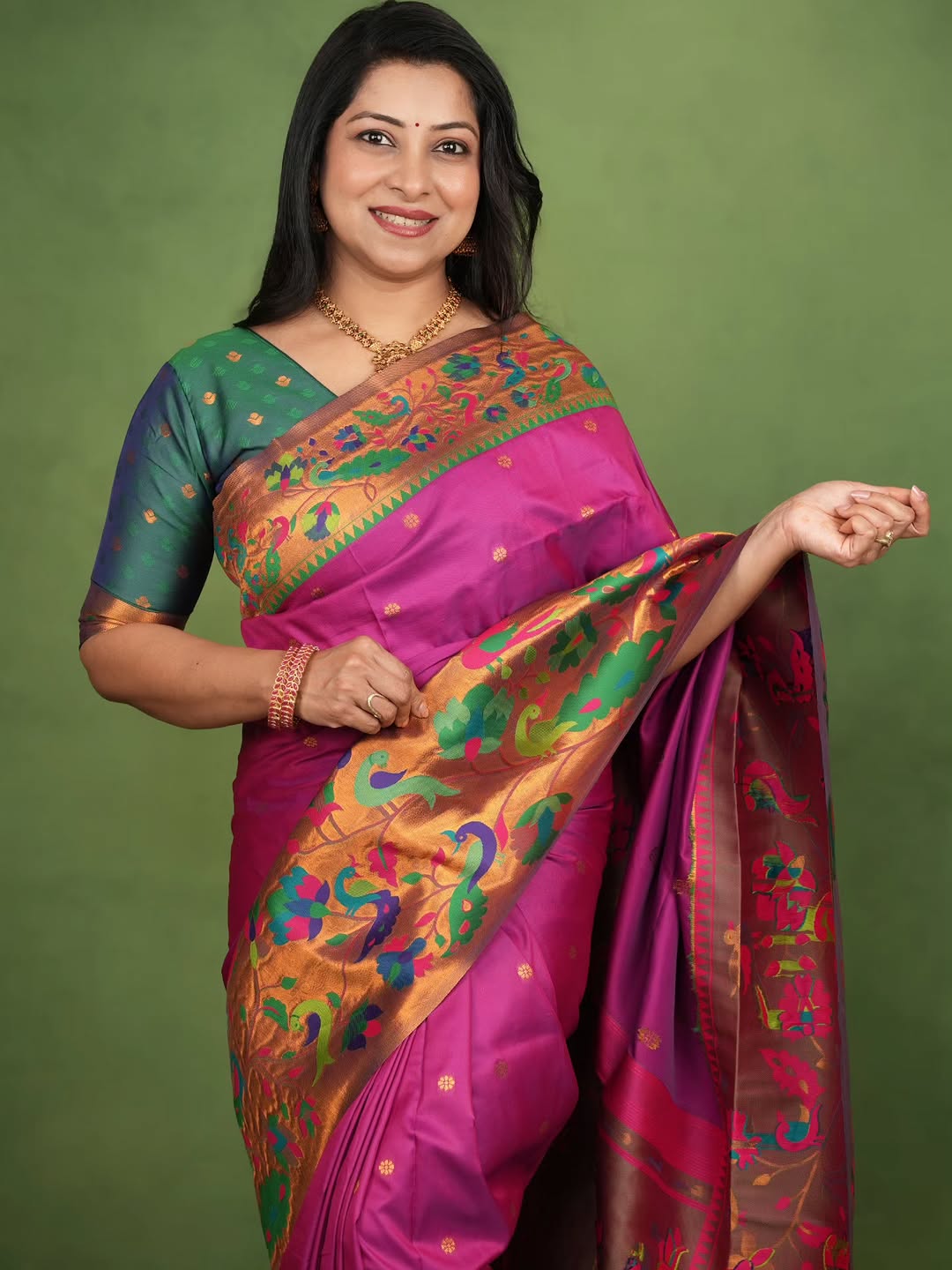 Gleaming Magenta Paithani Silk Saree With Demure Blouse Piece