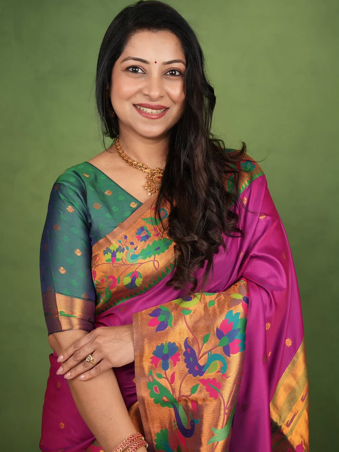 Gleaming Magenta Paithani Silk Saree With Demure Blouse Piece