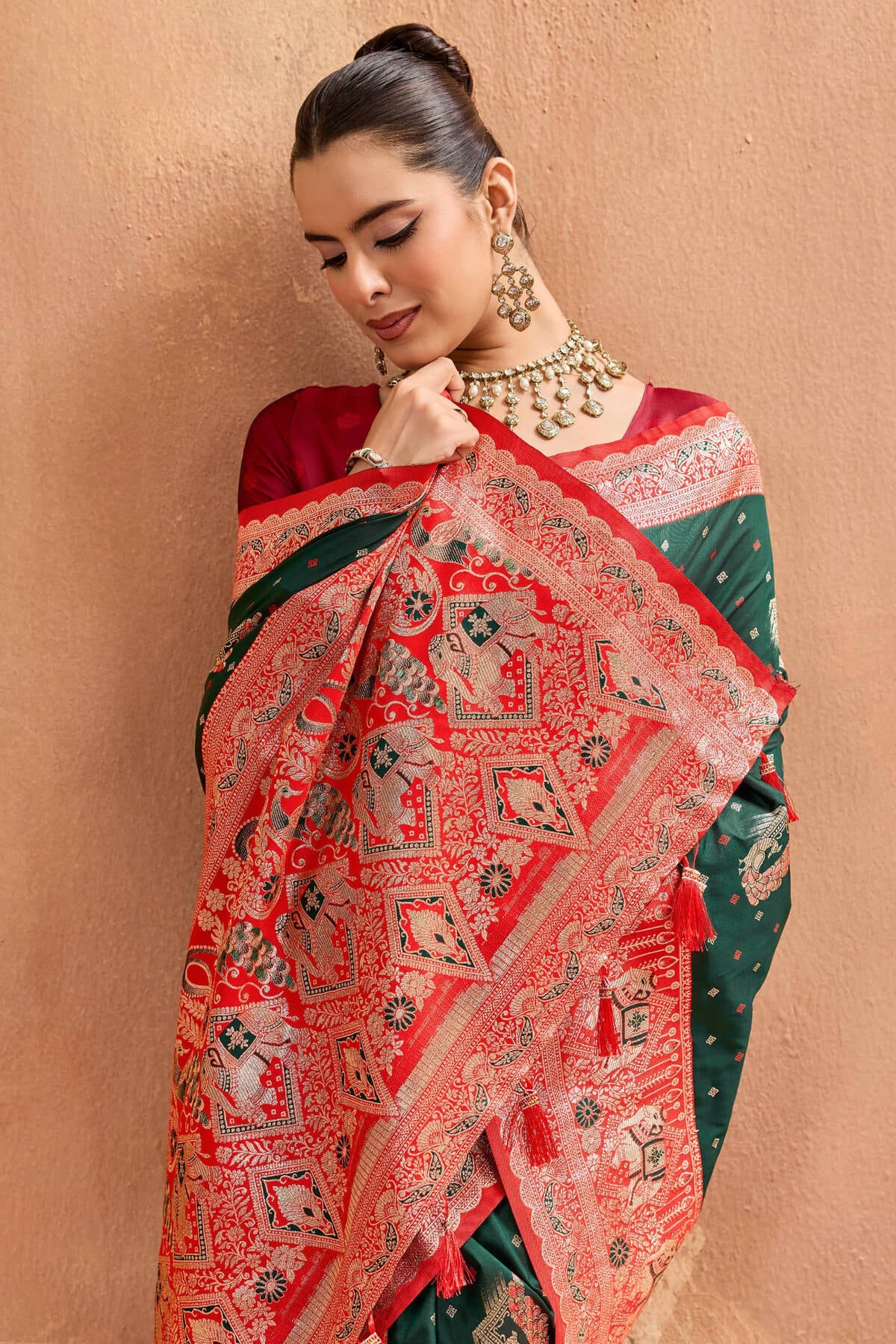 Flameboyant Dark Green Pure Zari Weaving Banarasi Silk Saree With Chatoyant Blouse Piece