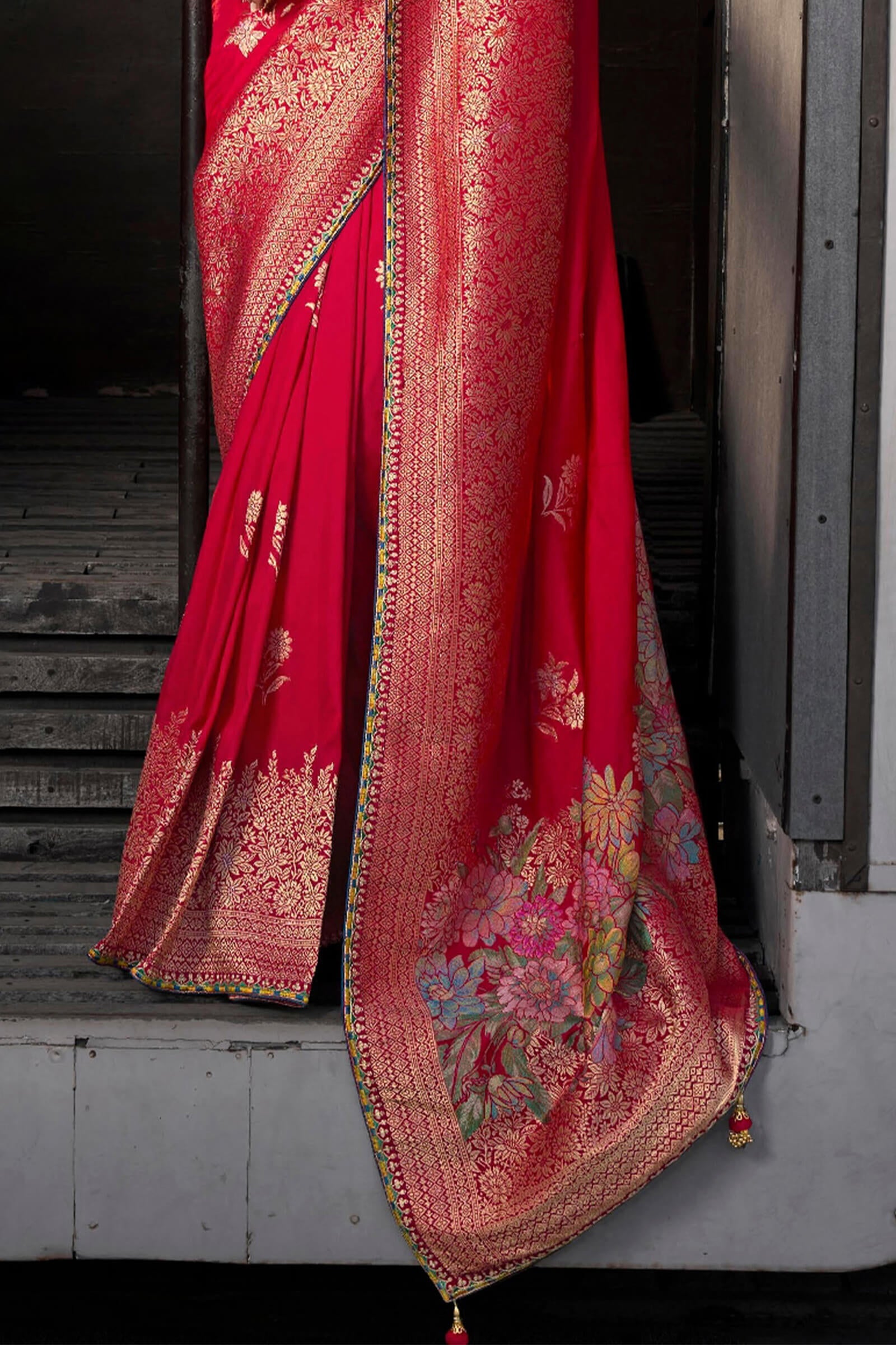 Elegant Red Pure Viscose Dola Silk Saree With Dissemble Blouse Piece