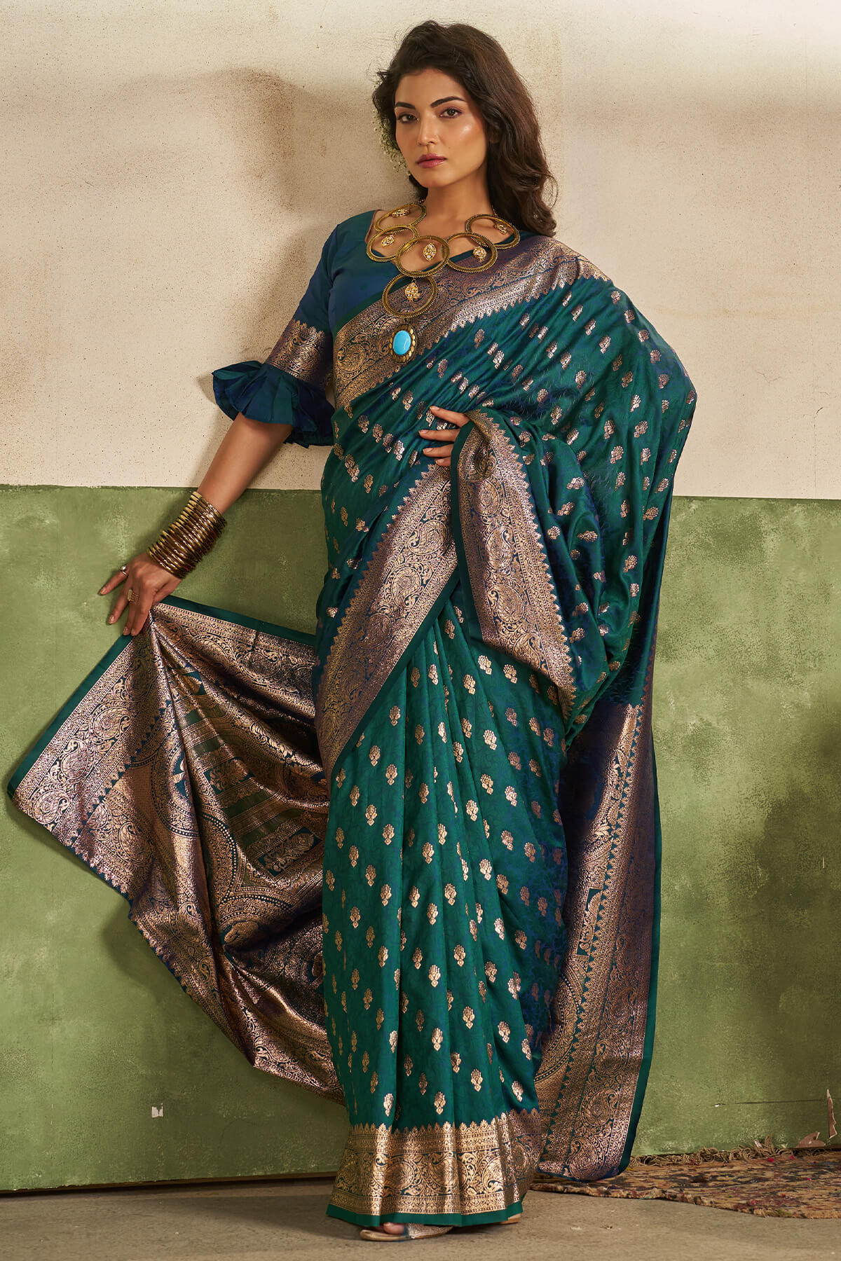 Stunner Rama Pure Zari Weaving Banarasi Silk Saree With Artistic Blouse Piece