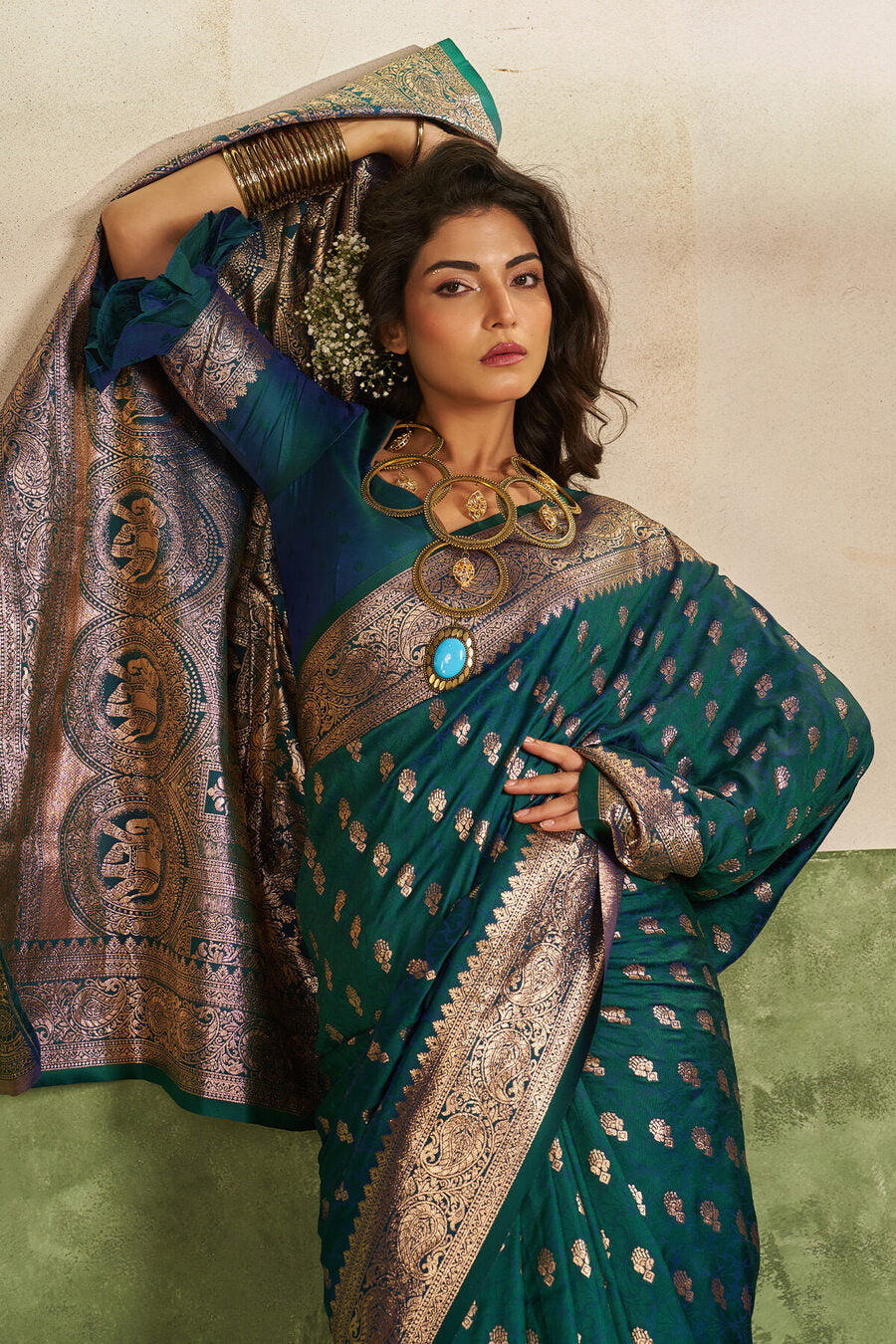 Stunner Rama Pure Zari Weaving Banarasi Silk Saree With Artistic Blouse Piece