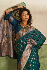 Stunner Rama Pure Zari Weaving Banarasi Silk Saree With Artistic Blouse Piece
