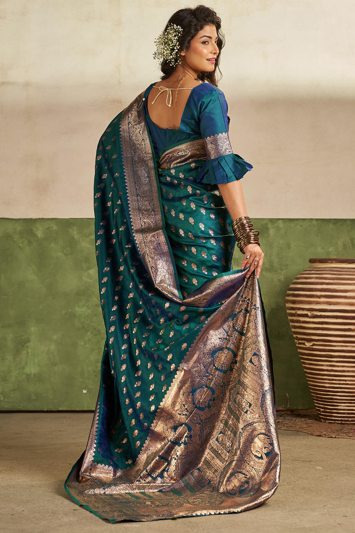 Stunner Rama Pure Zari Weaving Banarasi Silk Saree With Artistic Blouse Piece