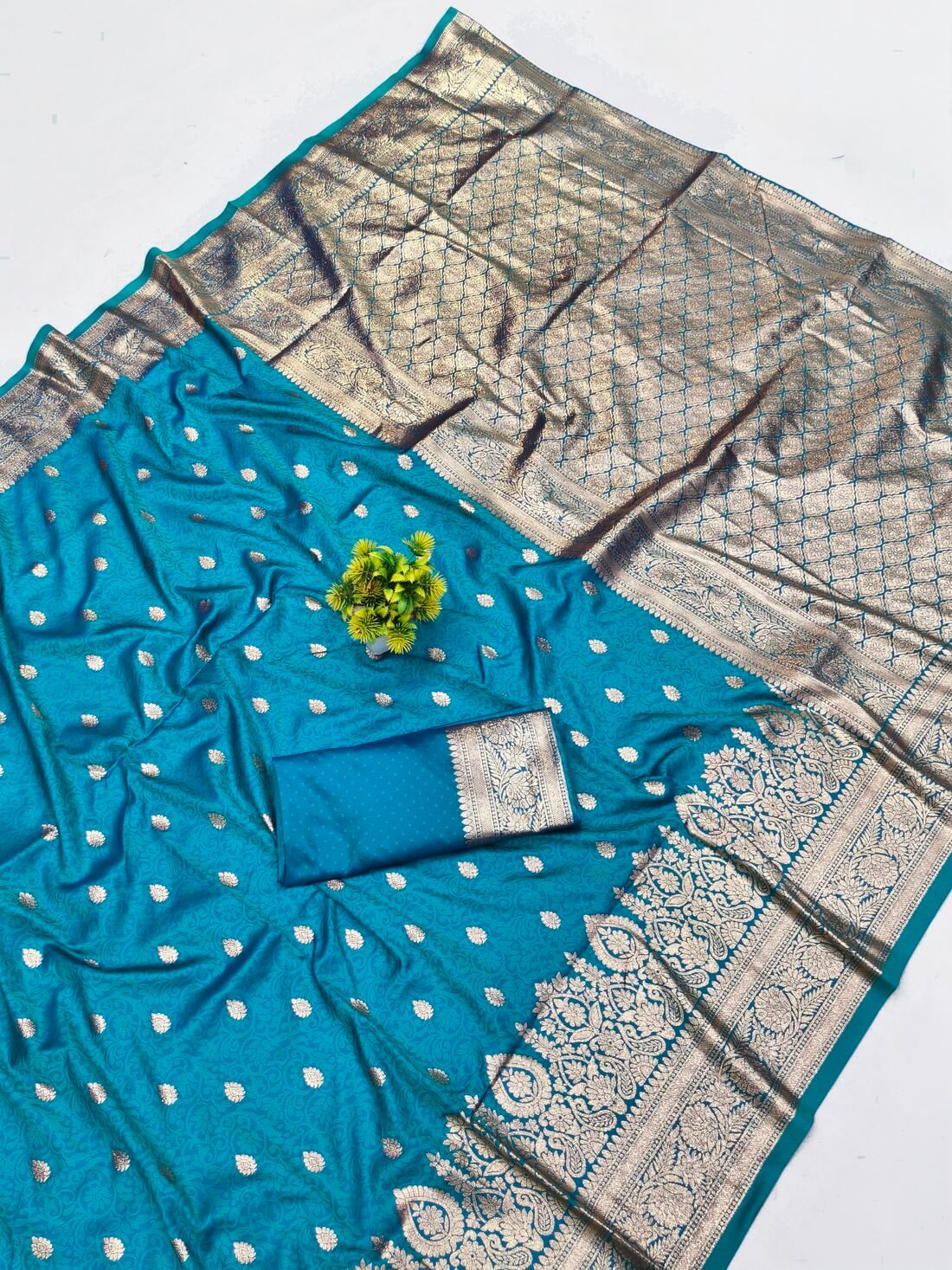 Lustrous Firozi Pure Zari Weaving Banarasi Silk Saree With Scrupulous Blouse Piece