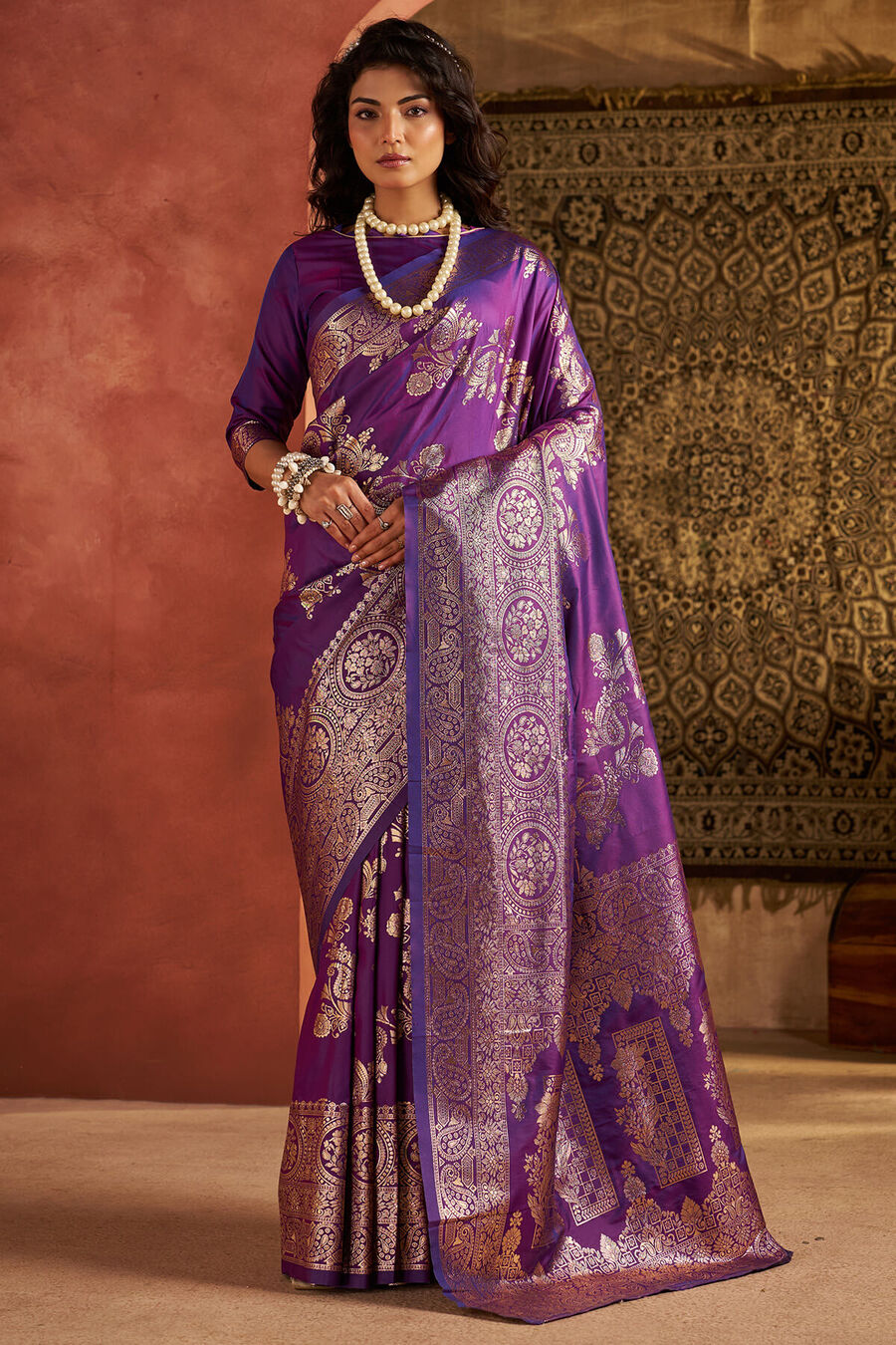 Snazzy Purple Pure Zari Weaving Banarasi Silk Saree With Eloquence Blouse Piece