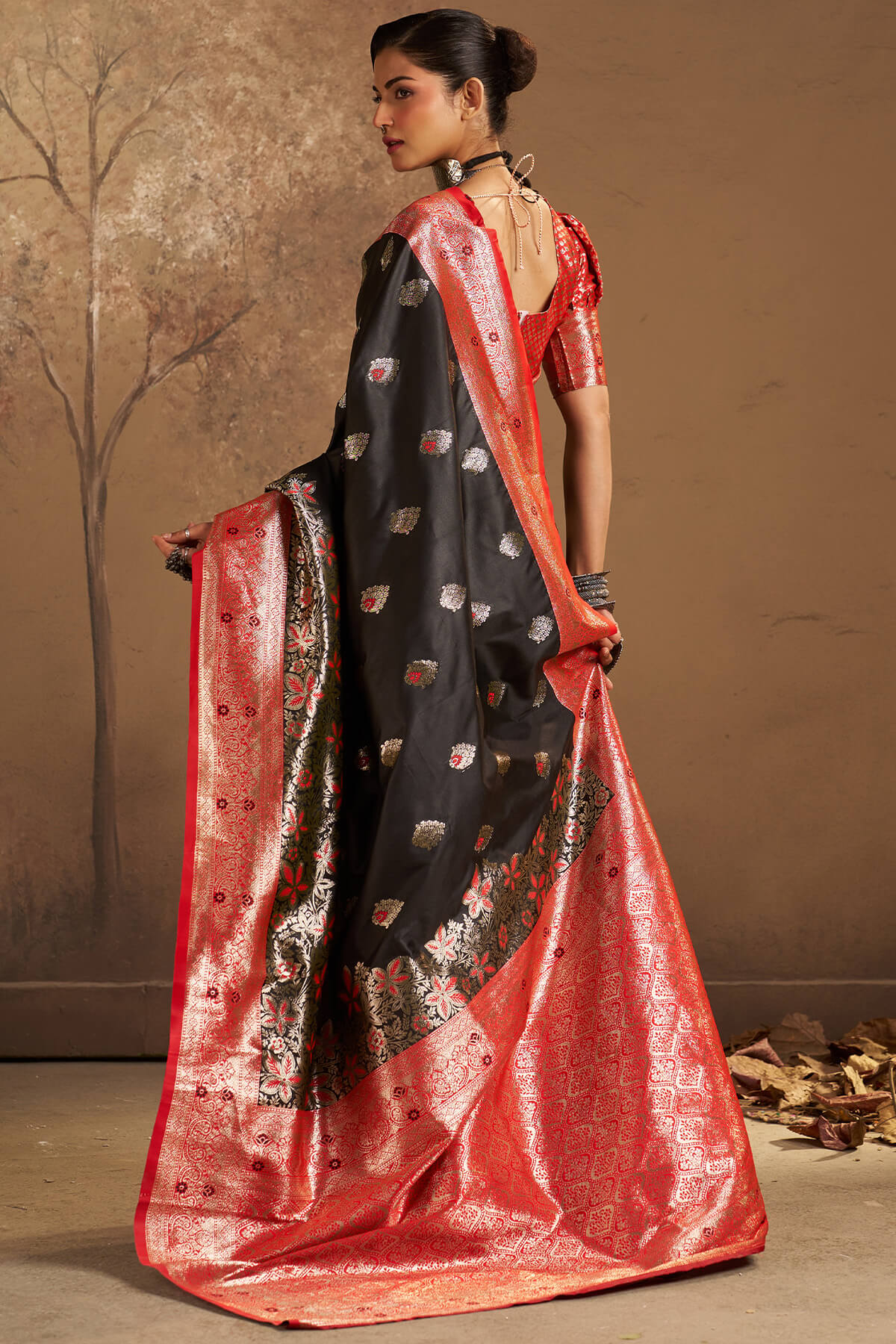 Prominent Black Pure Zari Weaving Banarasi Silk Saree With Ideal Blouse Piece