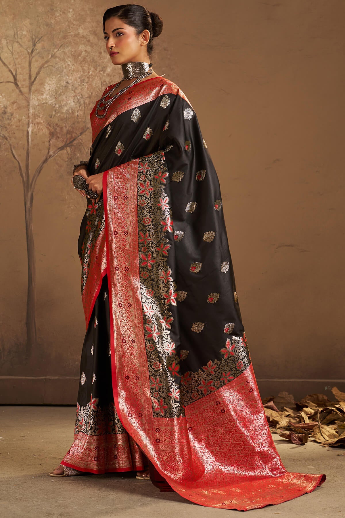 Prominent Black Pure Zari Weaving Banarasi Silk Saree With Ideal Blouse Piece