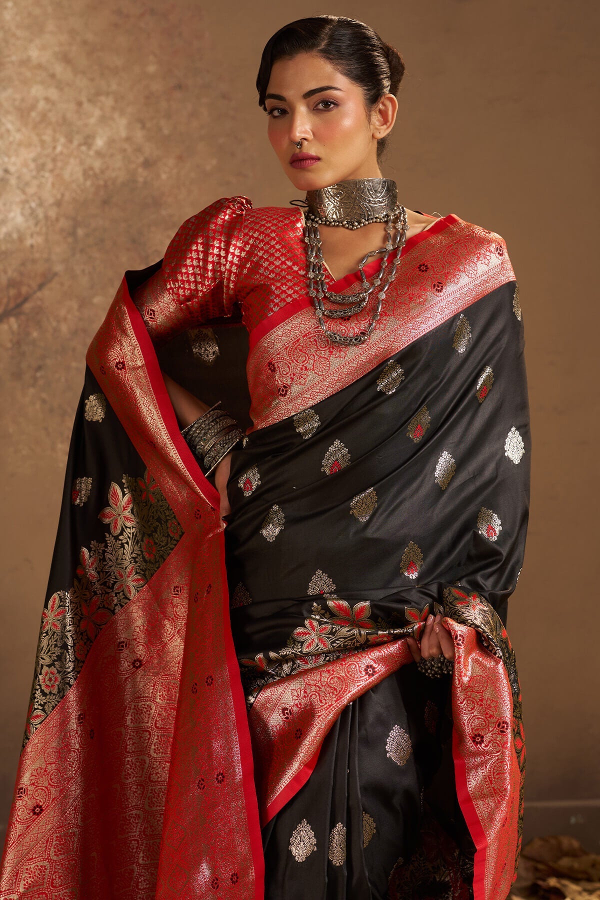 Prominent Black Pure Zari Weaving Banarasi Silk Saree With Ideal Blouse Piece