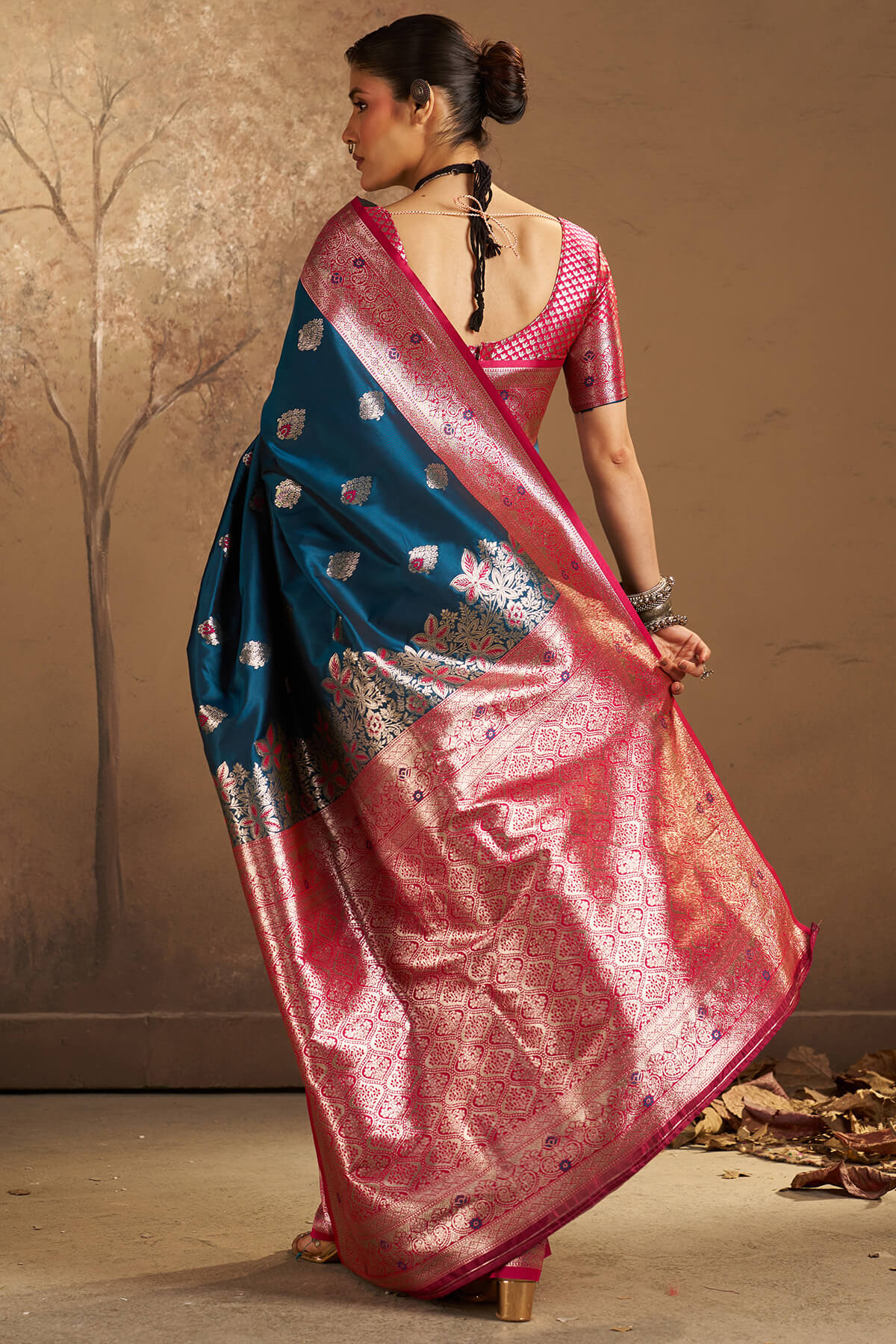 Dazzling Rama Pure Zari Weaving Banarasi Silk Saree With Snappy Blouse Piece