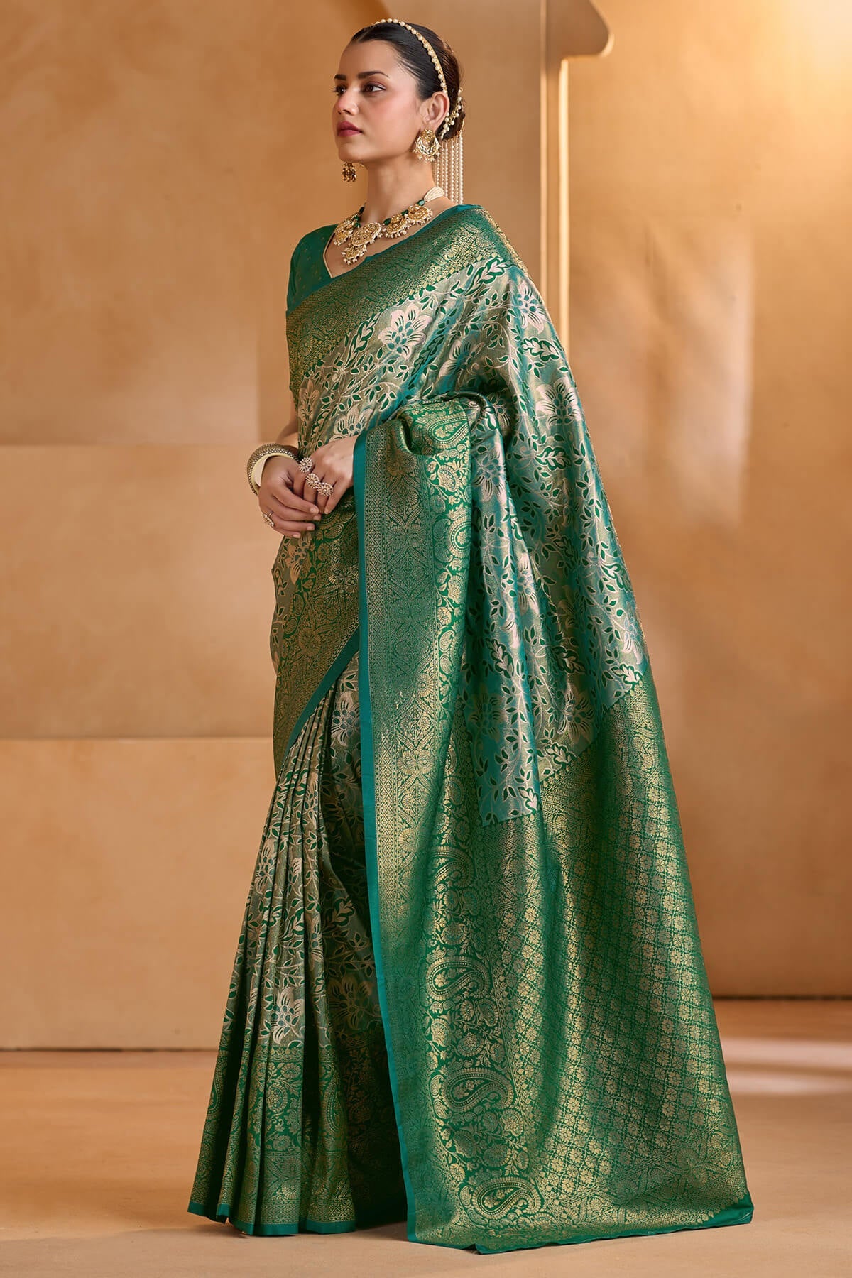 Ineffable Green Kanjivaram Silk Saree With Cynosure Blouse Piece